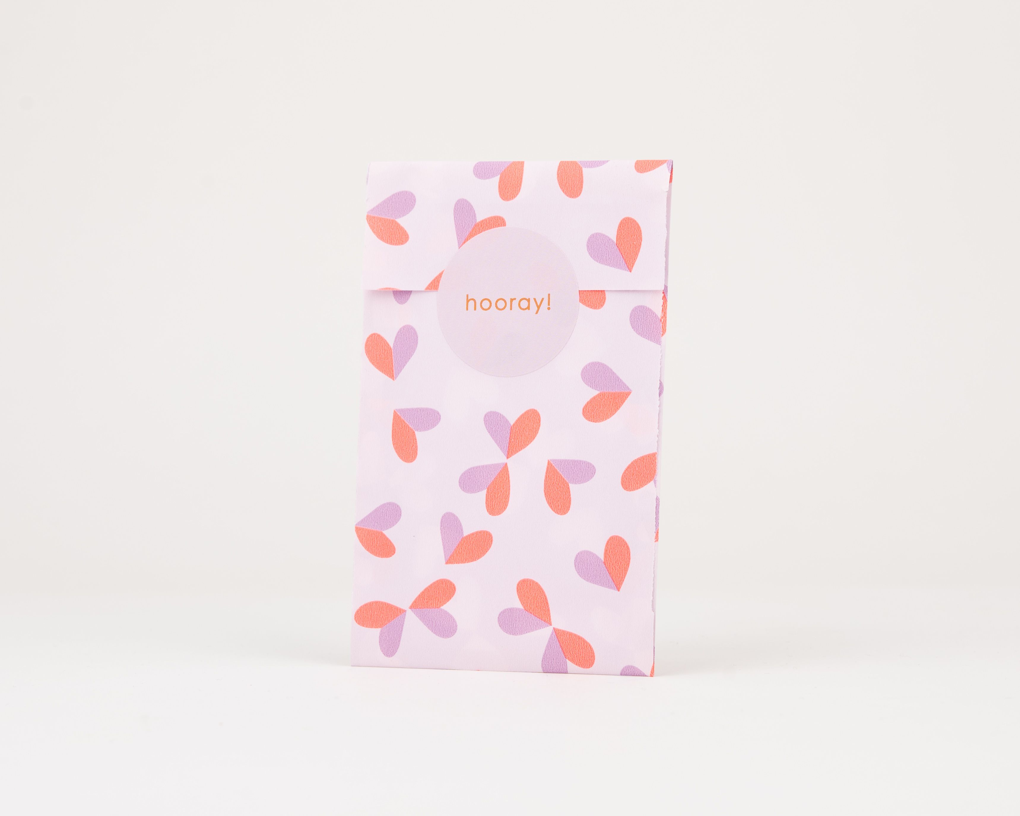 Papiertüten Flachbeutel mit einem Herzemuster in Hellflieder, Flieder und Neon Orange