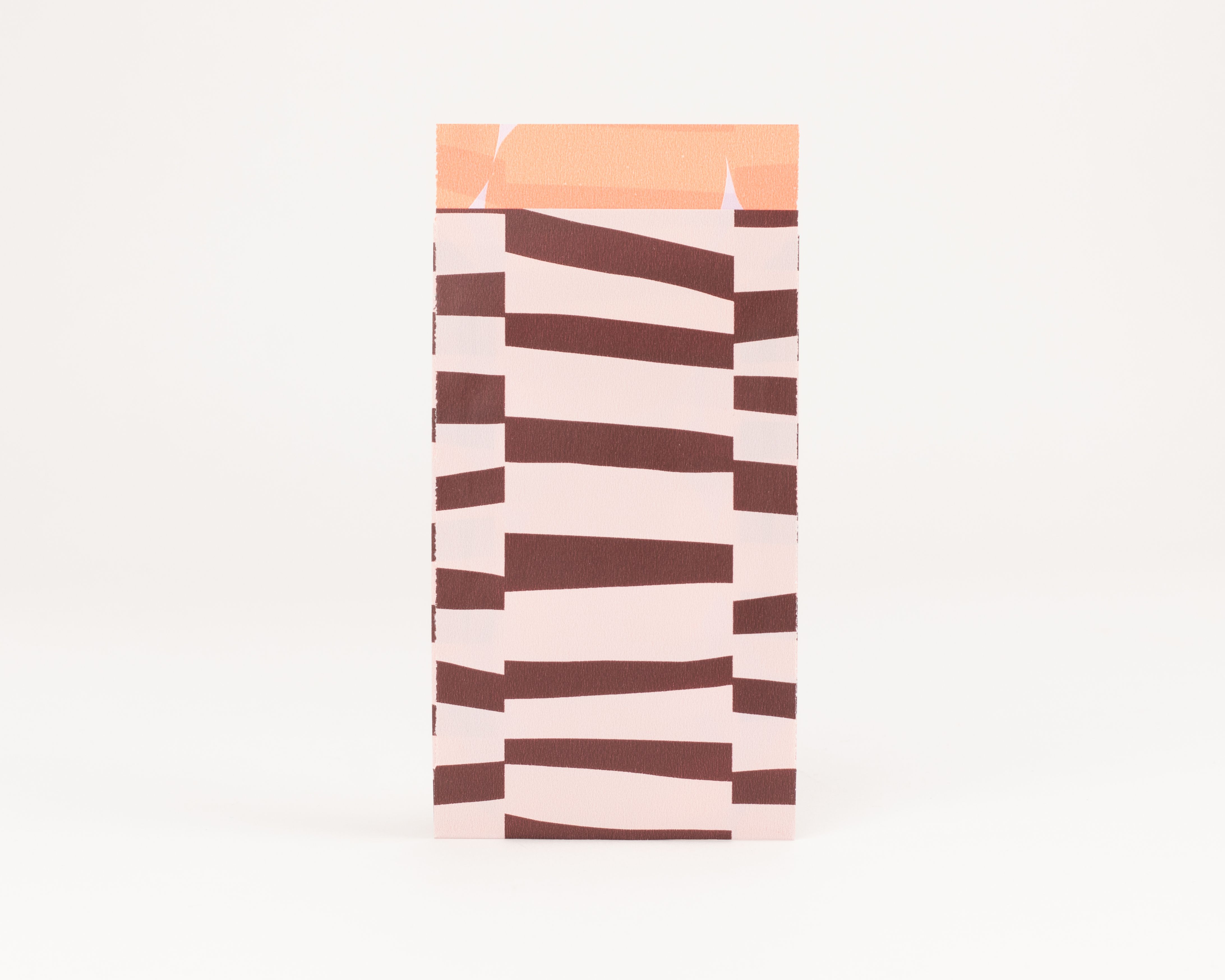 Flachbeutel mit dicken, bordeauxfarbenen Strichen auf rosafarbenem Hintergrund und einer einfarbigen Innenseite in hellem Orange