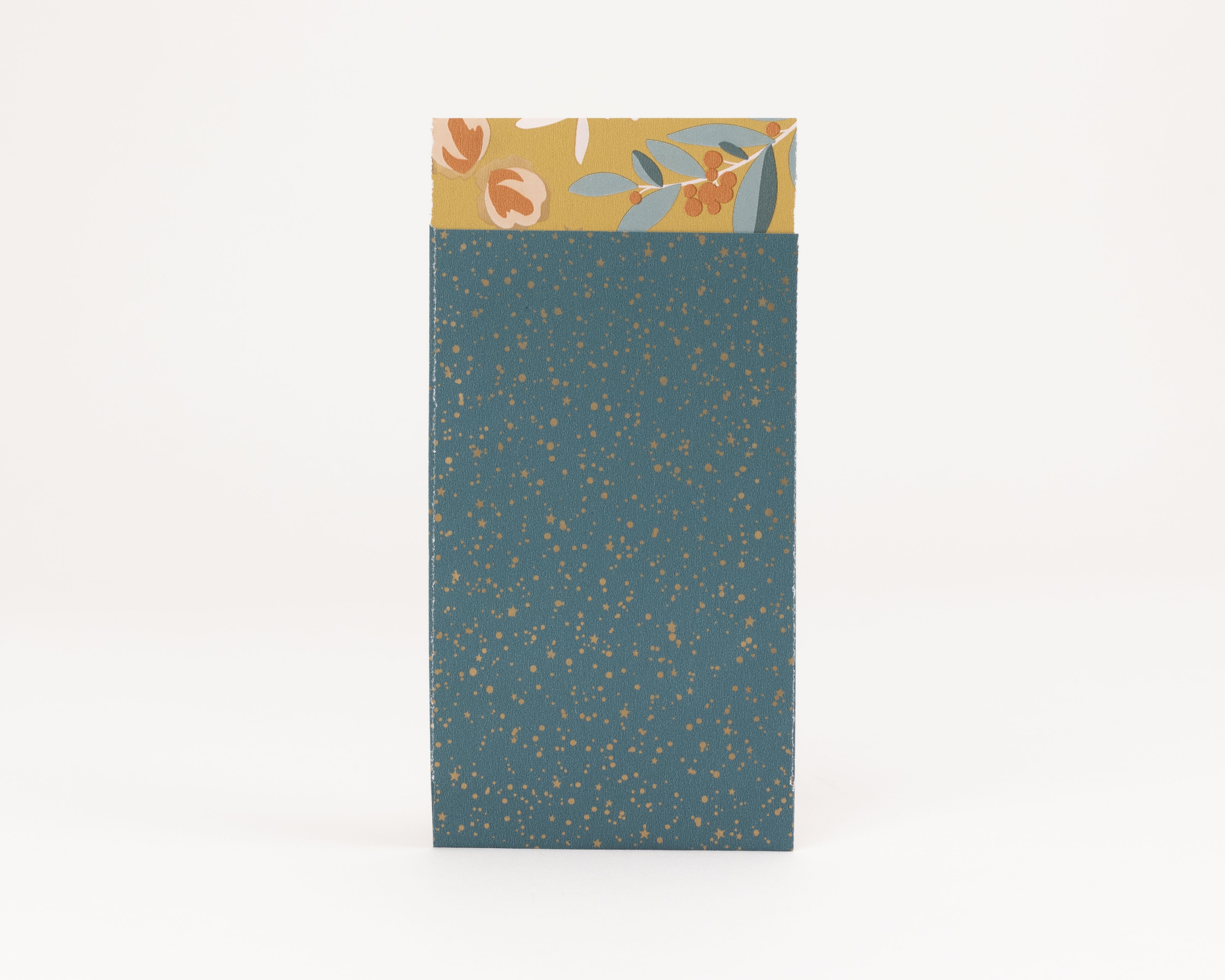 Petrolfarbene Flachbeutel mit goldenen Sternen die Innenseite ist senfgelb mit Blumenmuster in Orange und Blaugrau