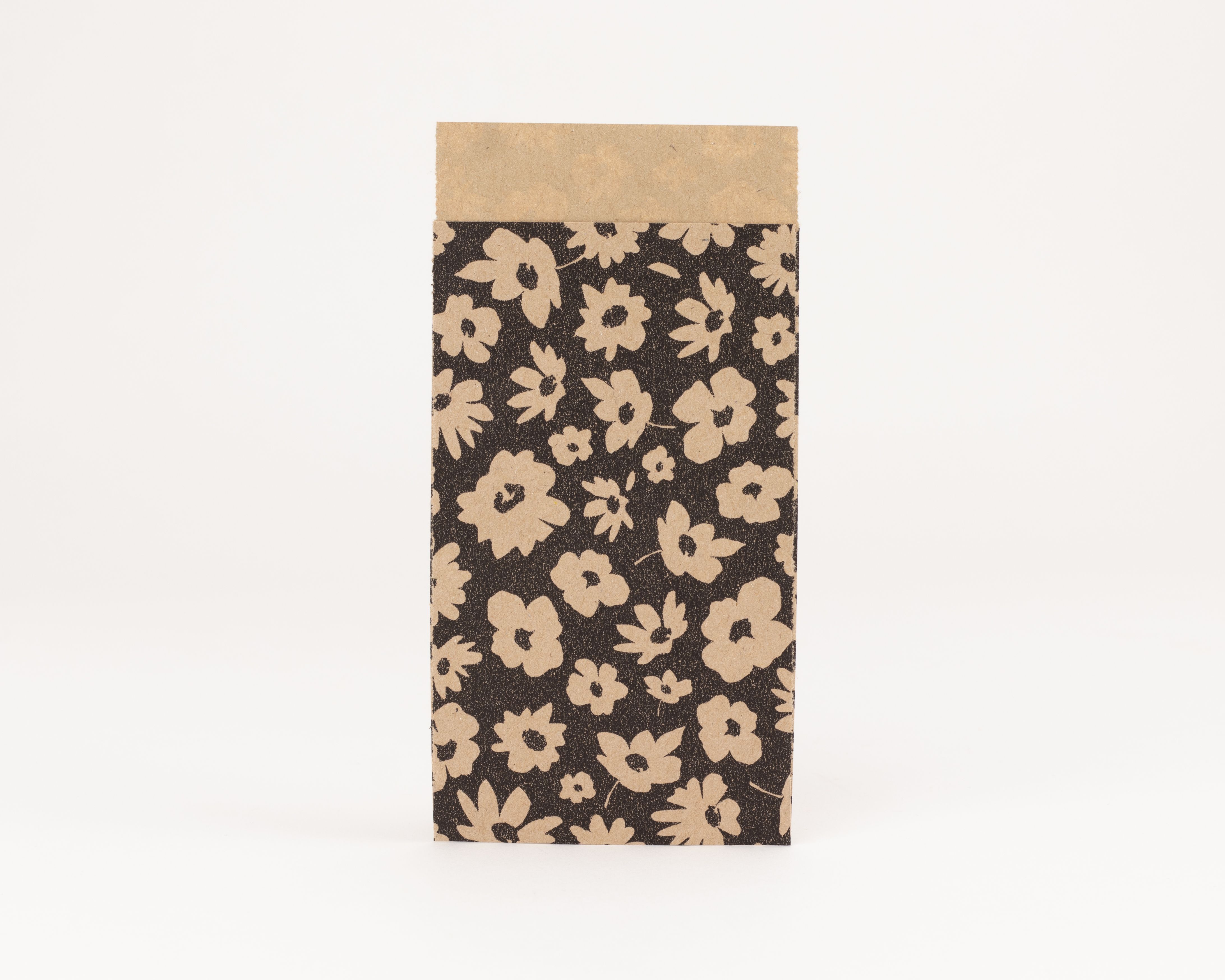 Flachbeutel mit dunkelbrauner Außenseite und hellbraunem Gänseblümchenmuster, die Innenseite ist hellbraun