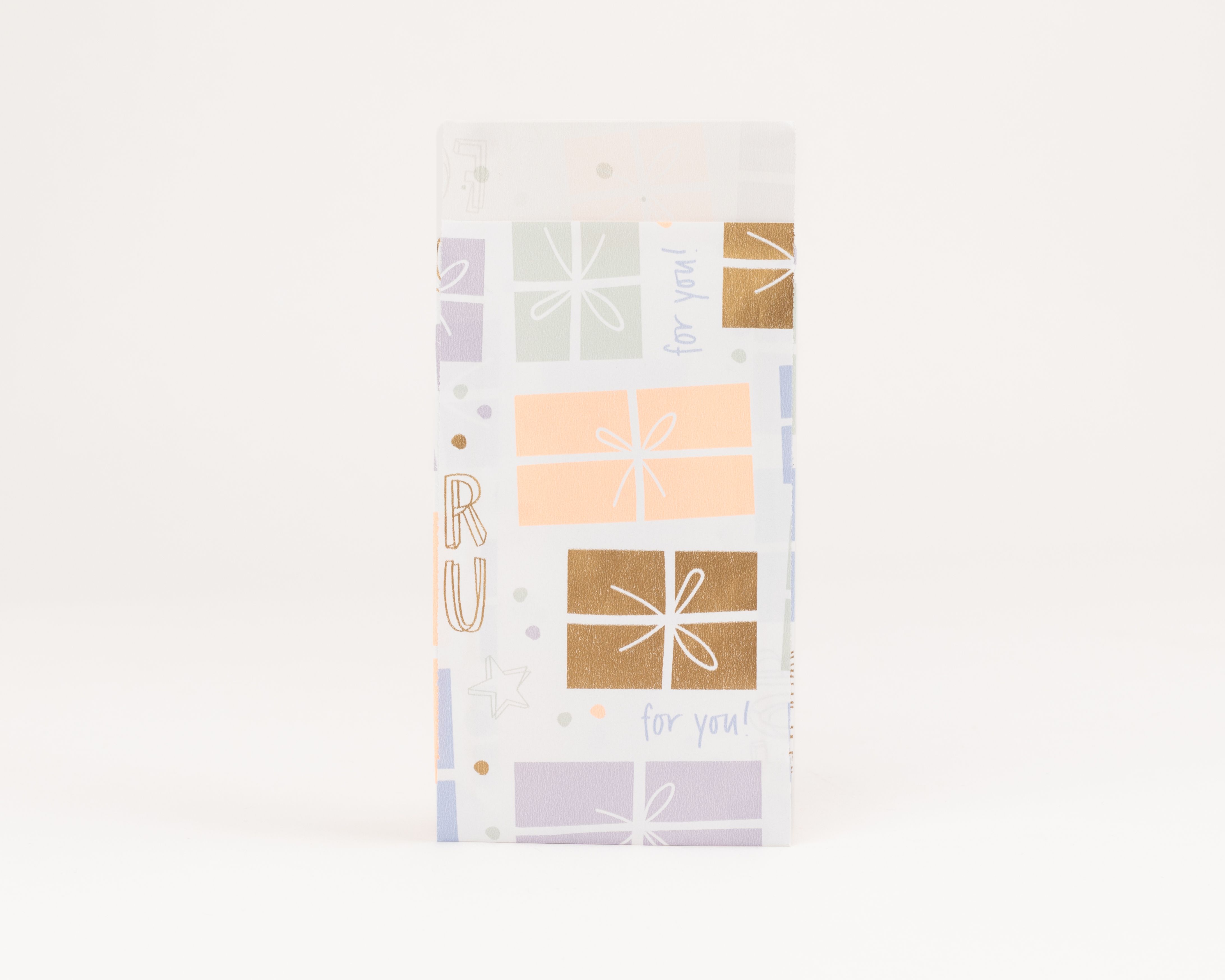 Flachbeutel mit buntem Geschenkboxenmotiv in Hellgrün, Pfirsichfarben, Gold sowie dem Schriftzug for you, die Innenseite ist weiss