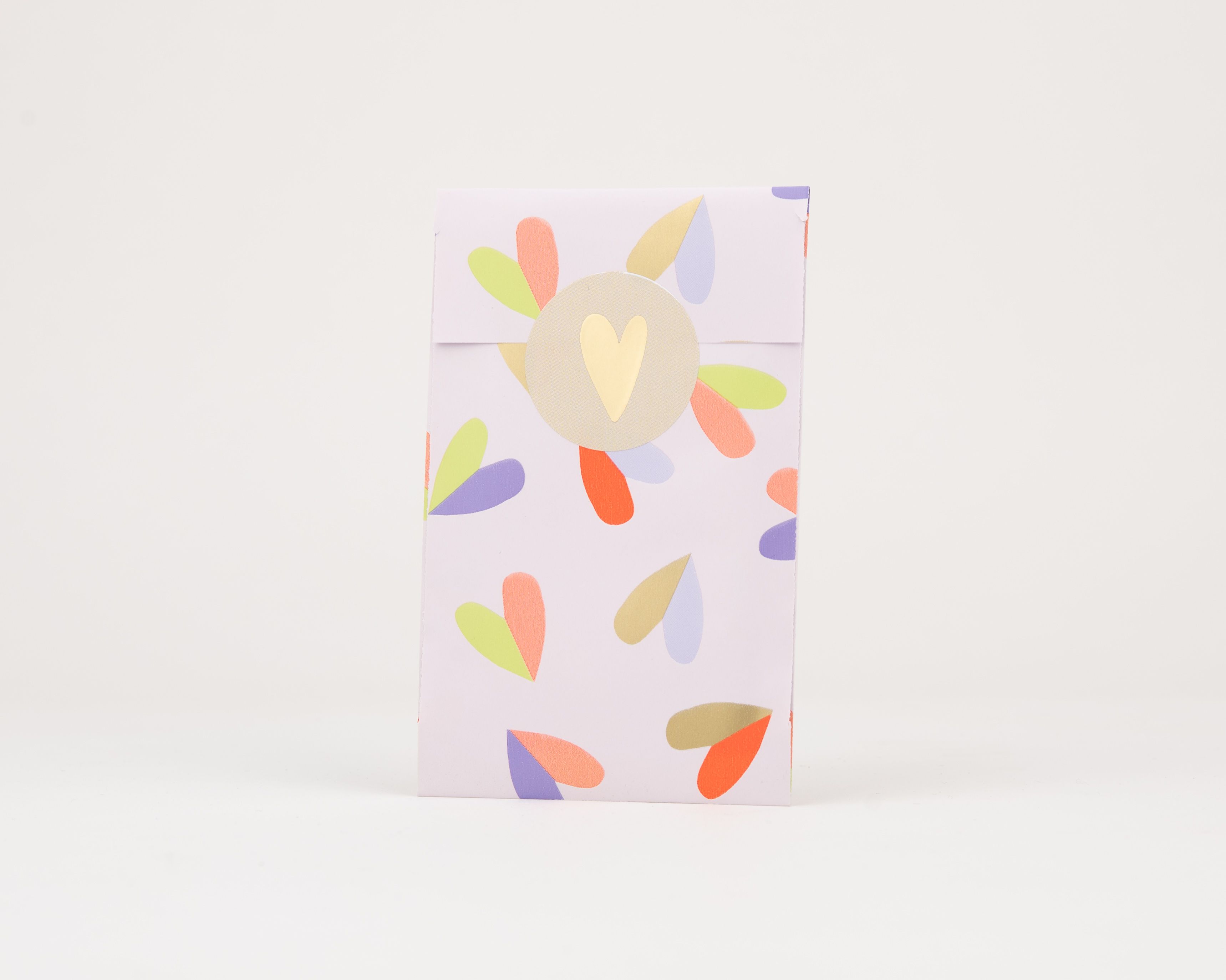 Papiertüten Flachbeutel in Flieder mit einem Herzflatter-Muster in Orange, Limettengrün und Violett, sowie einem runden goldfarbenen Herz-Aufkleber