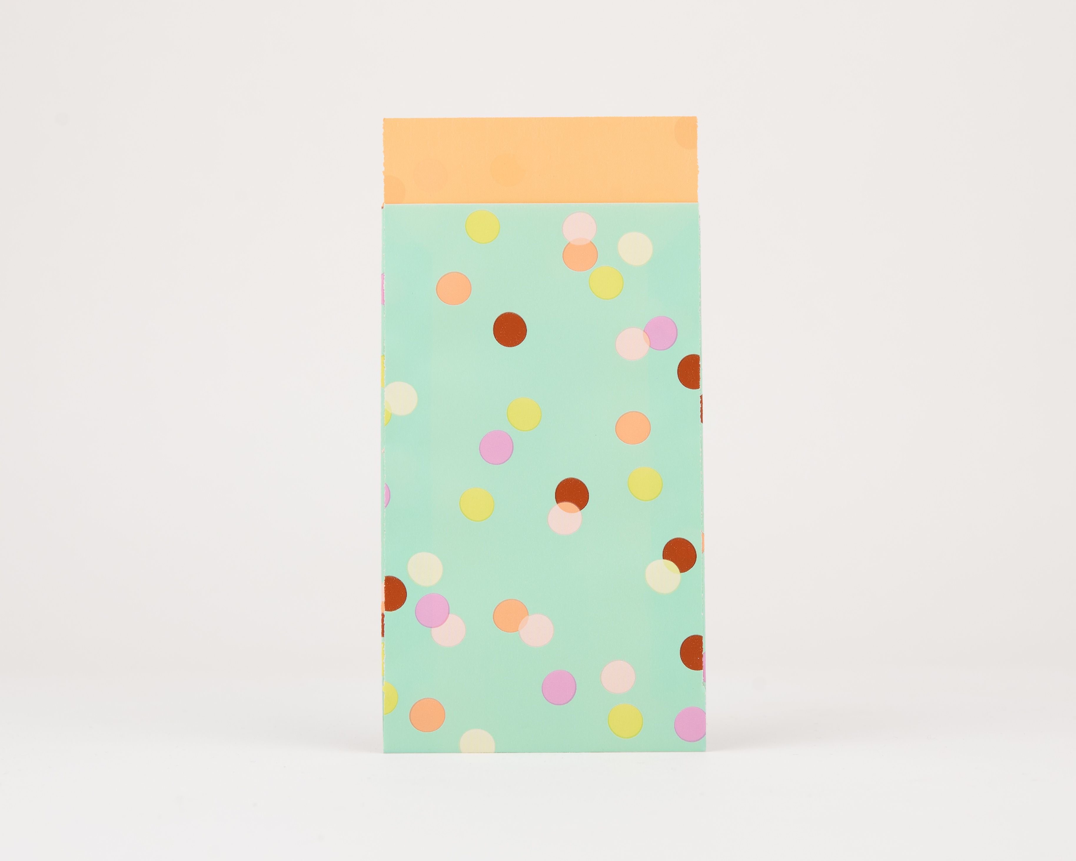 Papiertüten Flachbeutel in Minze mit einem bunten Konfetti-Muster in Orange, Pink, Gelb und Braun. Die Innenseite ist einfarbig Orange