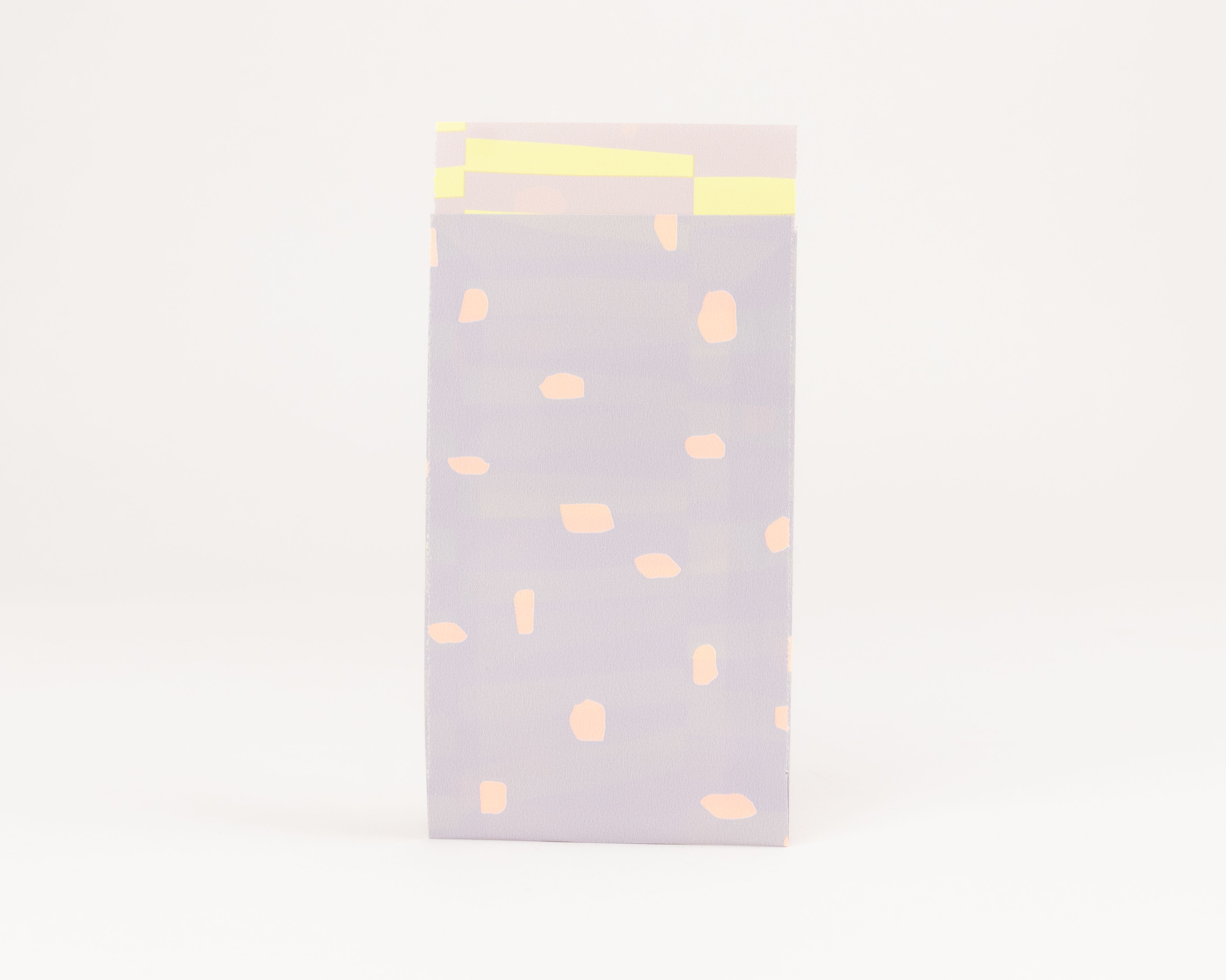 Flachbeutel mit fliederfarbener Außenseite, verziert mit unregelmäßigen orangefarbenen Punkten und einer leuchtend gelben Innenseite
