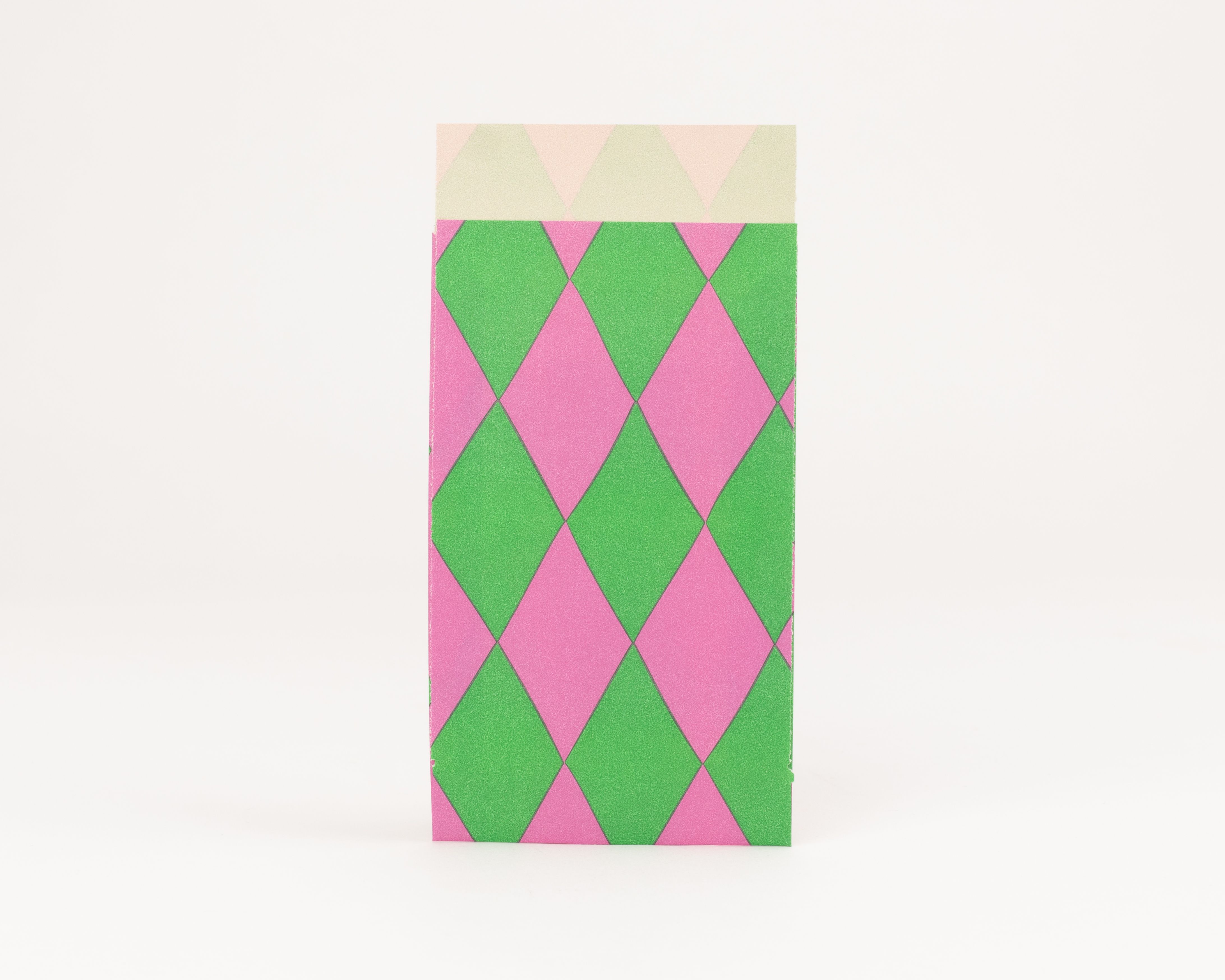 Flachbeutel mit markantem Rautenmuster in leuchtendem Pink und Grün. Die Innenseite zeigt ein dezenteres Rautenmuster in zarten Rosa- und Grüntönen