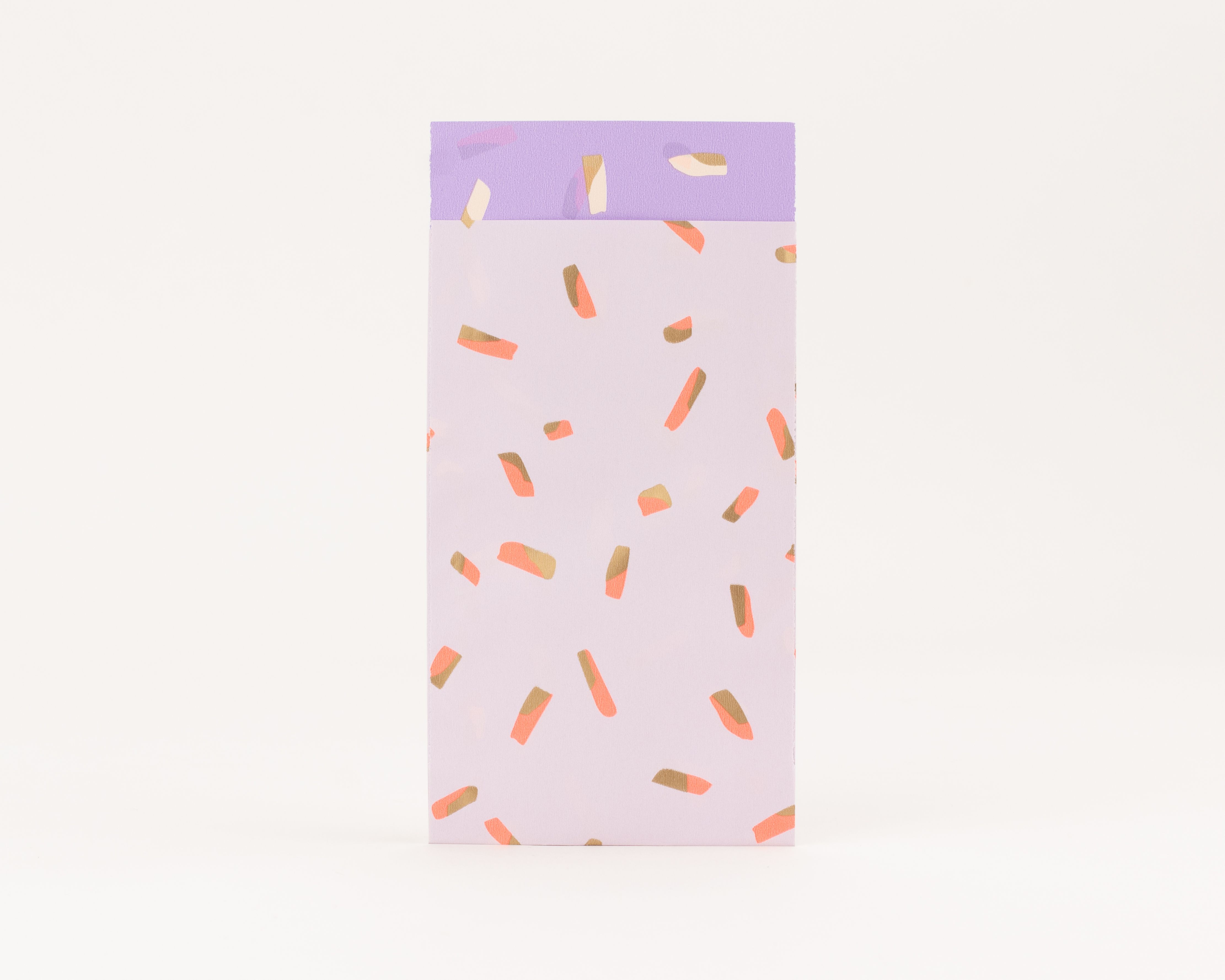 Flachbeutel in hellem Flieder mit Sprinkles-Muster in Koralle und Gold, die Innenseite zeigt das gleiche Muster in Violett, Elfenbein und Gold