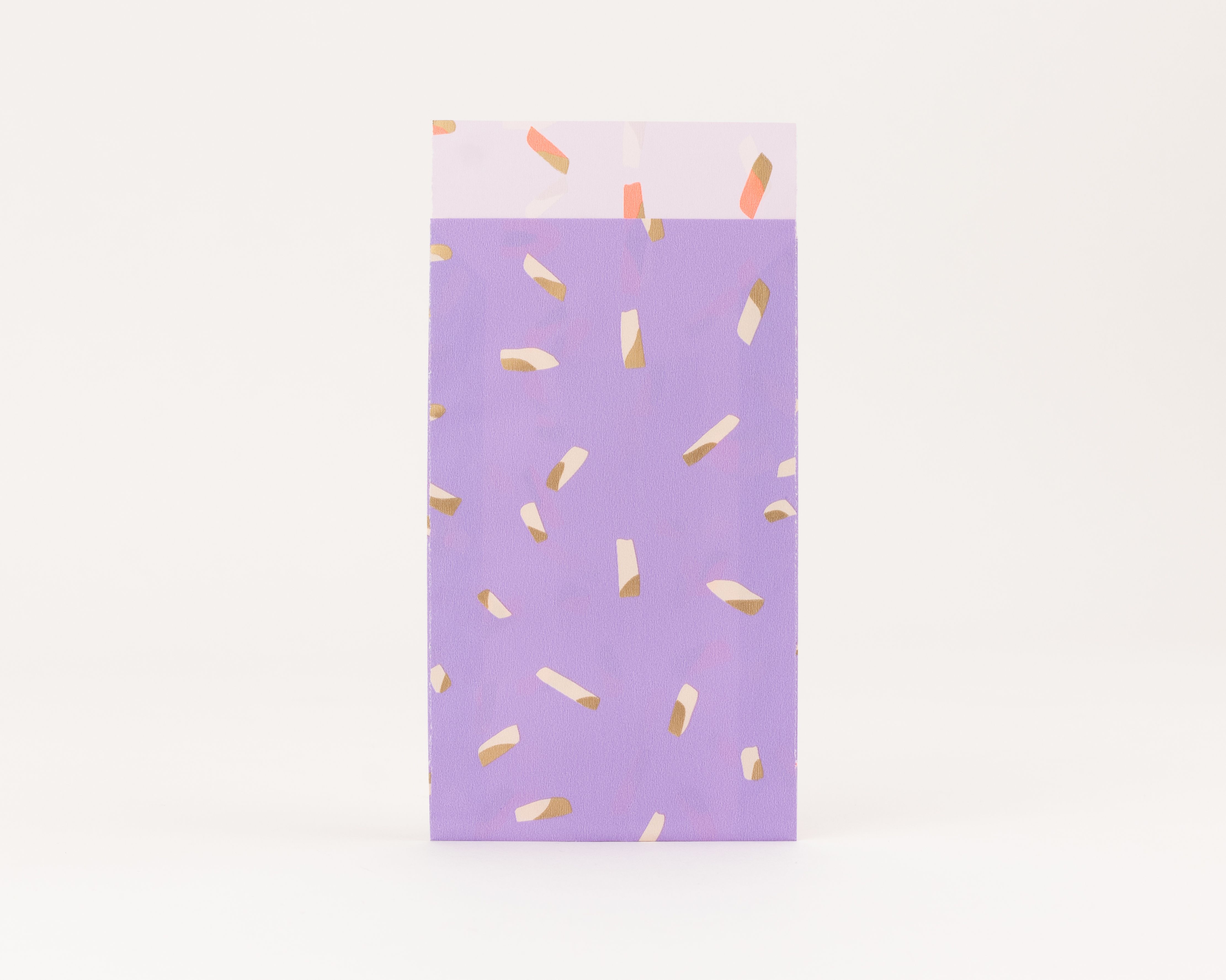 Flachbeutel in Violett mit Gold- und Elfenbein-Sprinkles Muster auf der Außenseite, die Innenseite ist Flieder mit gleichen Sprinkles