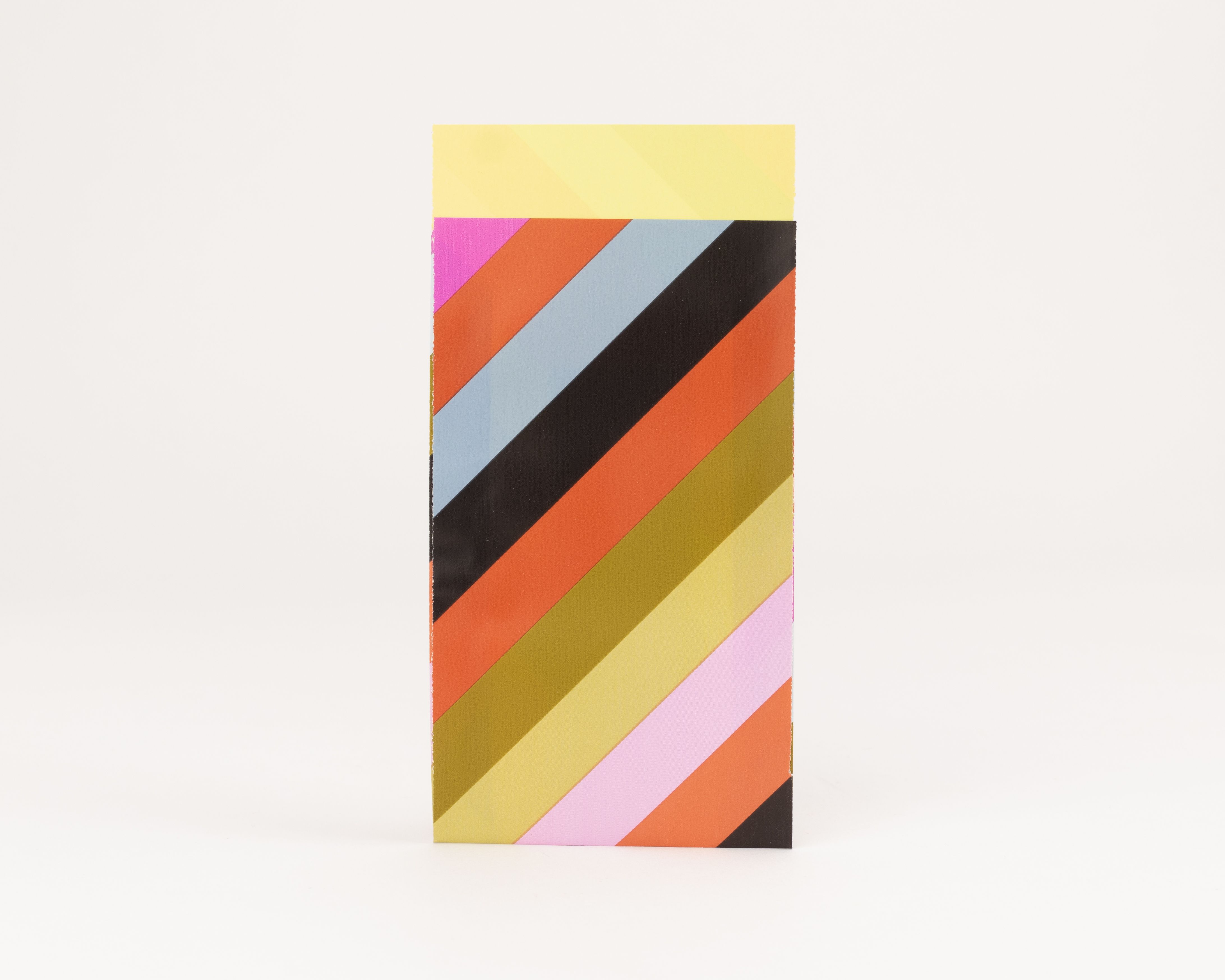 Flachbeutel mit diagonalen Streifen in schwarz, hellblau, orange, olivgruen, hellgelb, pink. Innenseite einfarbig hellgelb