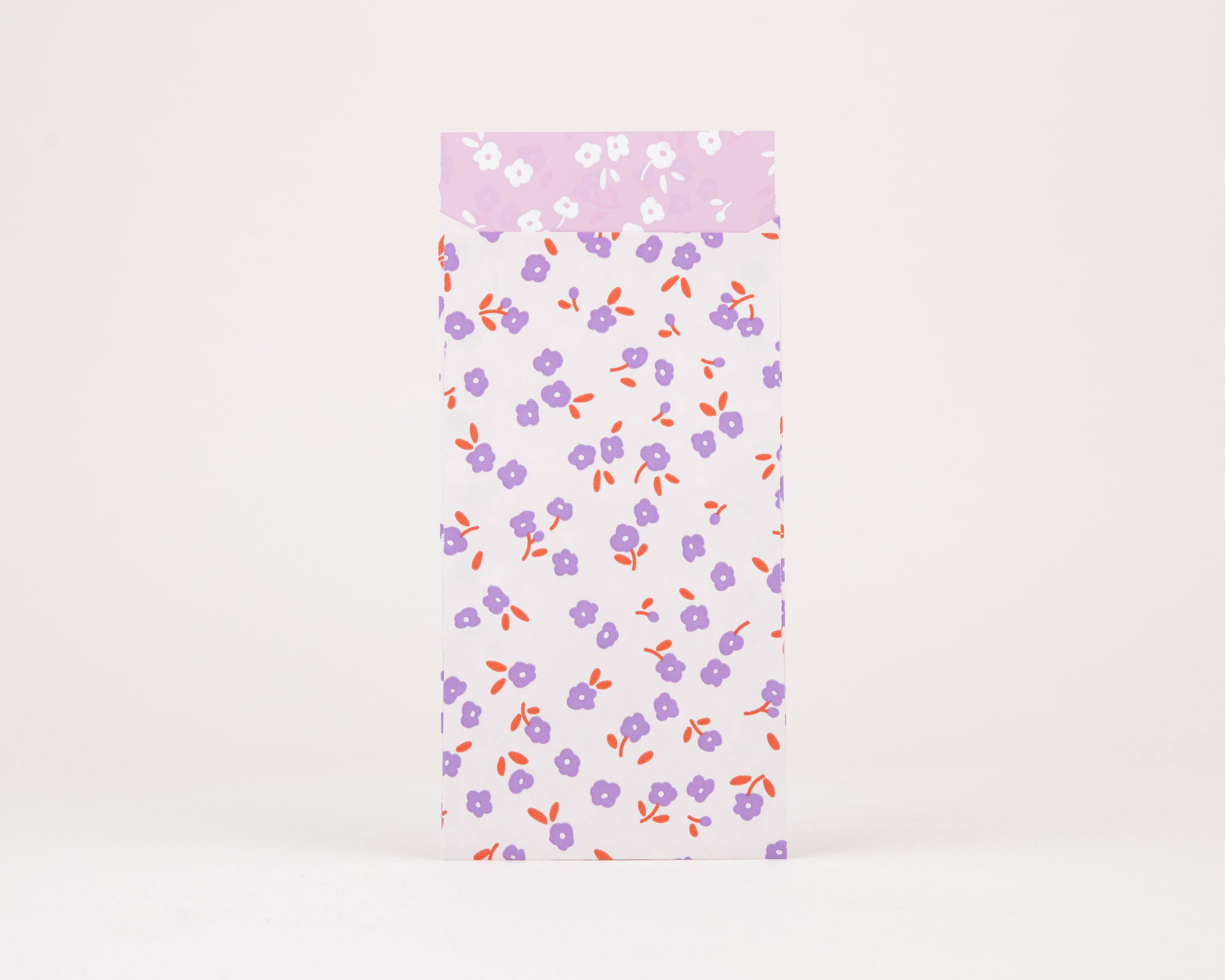 Papiertüten Flachbeutel mit einem Blumenmuster in Flieder und Rostfarben sowie hellfliederfarbener Innenseite mit weißen Blüten