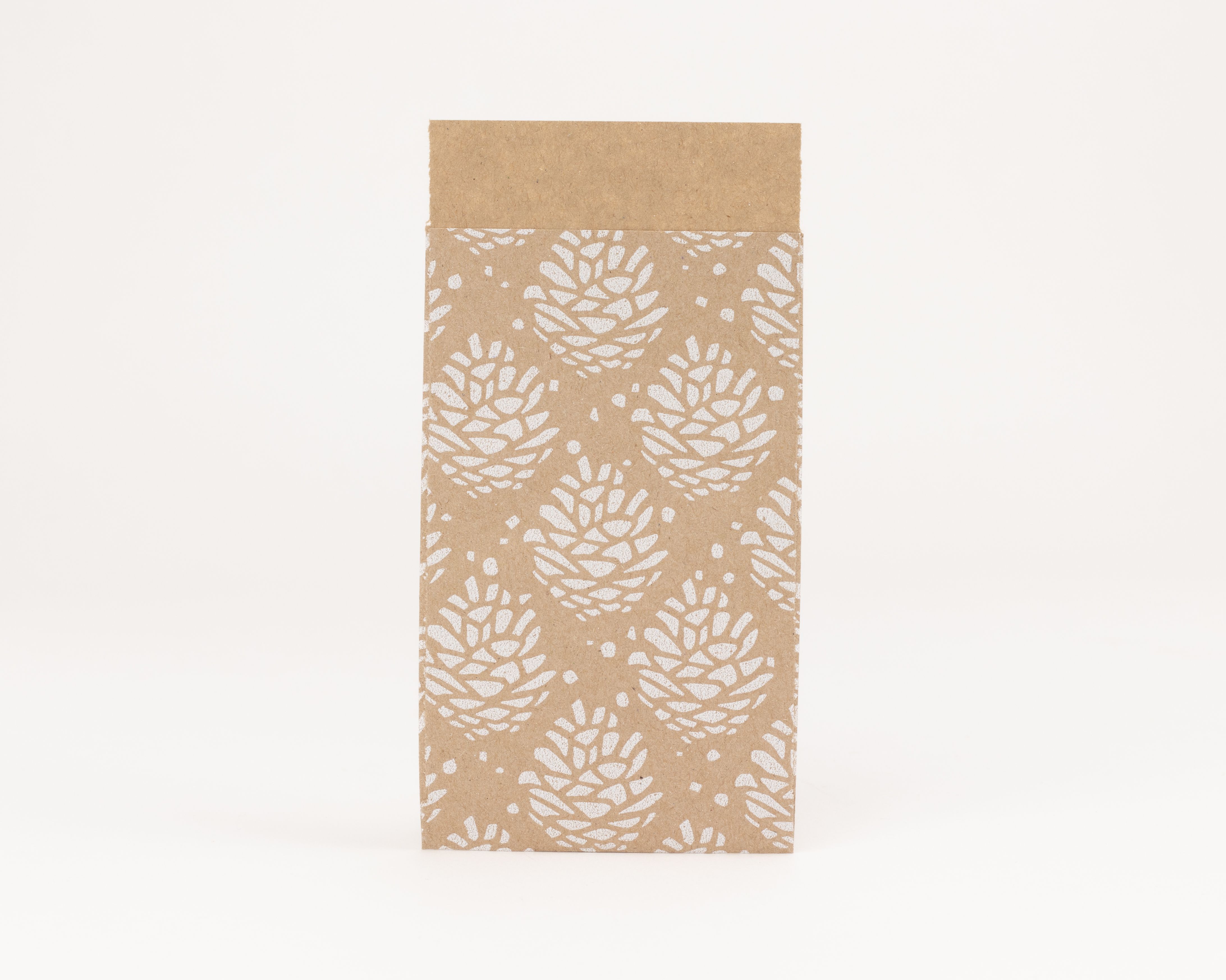 Flachbeutel mit brauner Kraftpapier-Außenseite und weißem Tannenzapfen-Muster sowie einer schlichten braunen Innenseite