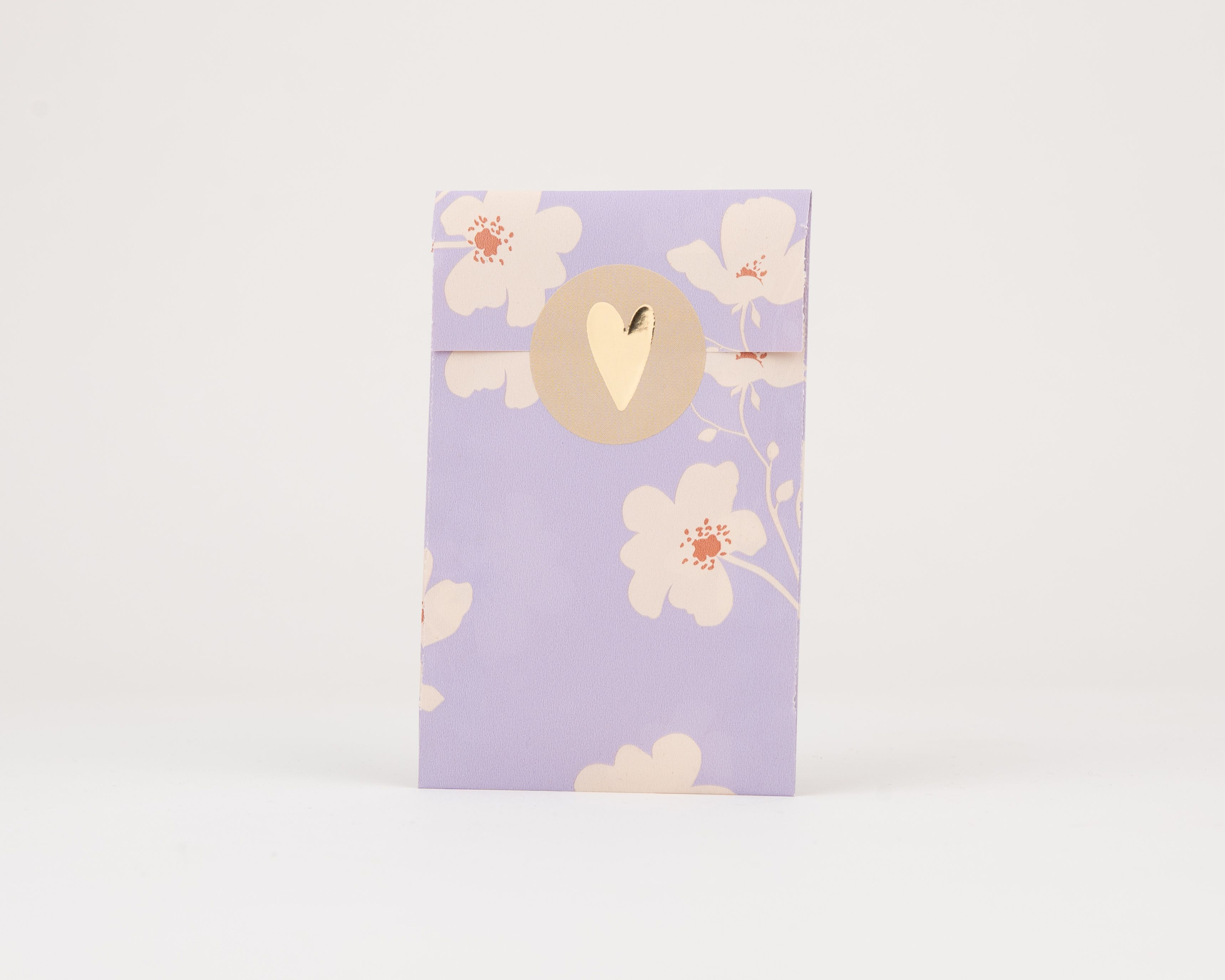 Papiertüten Flachbeutel mit Wiesenblütenmuster in Flieder, Beige und Rostfarben, versiegelt mit einem runden goldenen Herz-Sticker