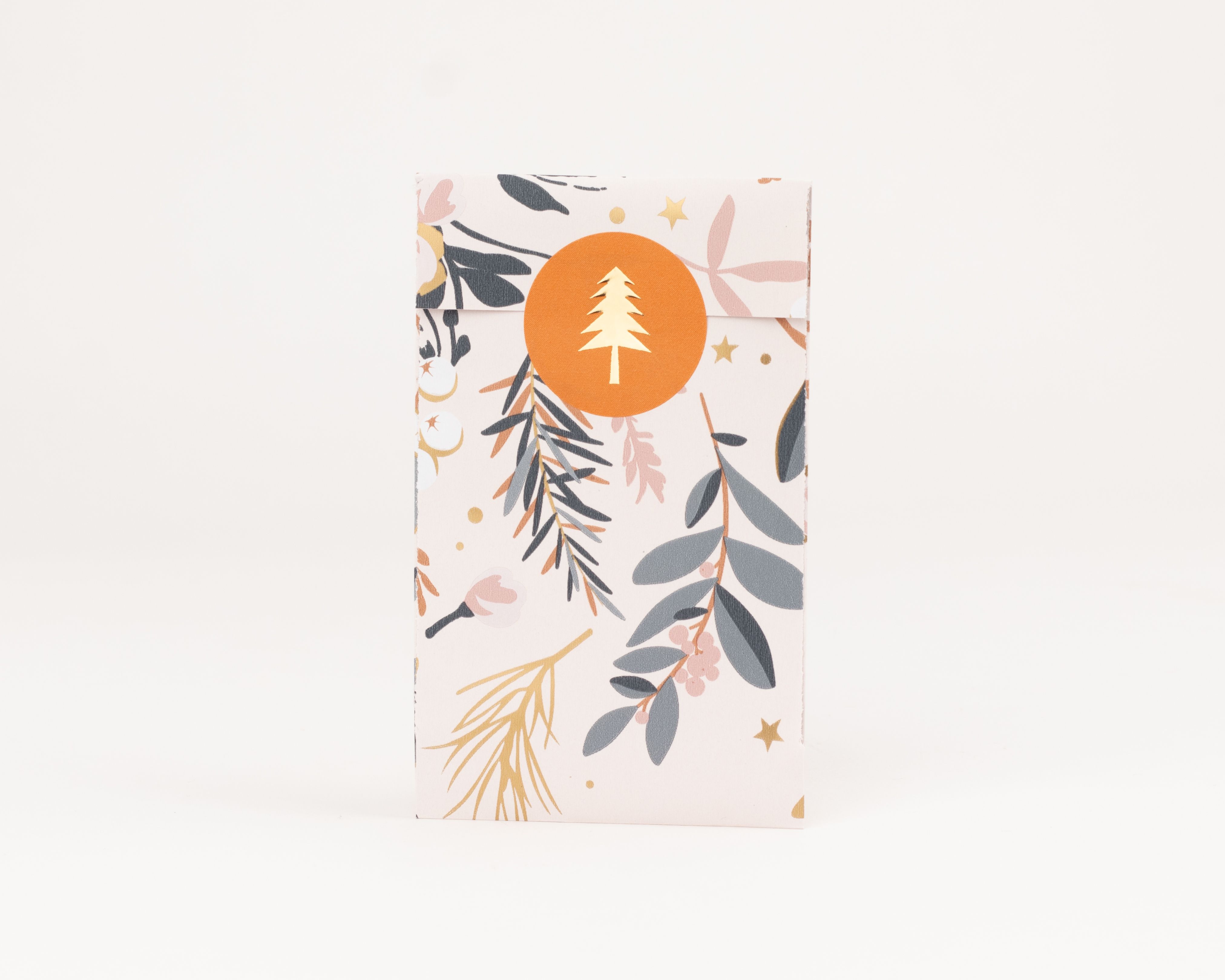 Flachbeutel mit winterlichem Blumenmuster in Rosa, Grau und Gold auf hellem Grund. Ein runder oranger Aufkleber zeigt einen goldenen Baum