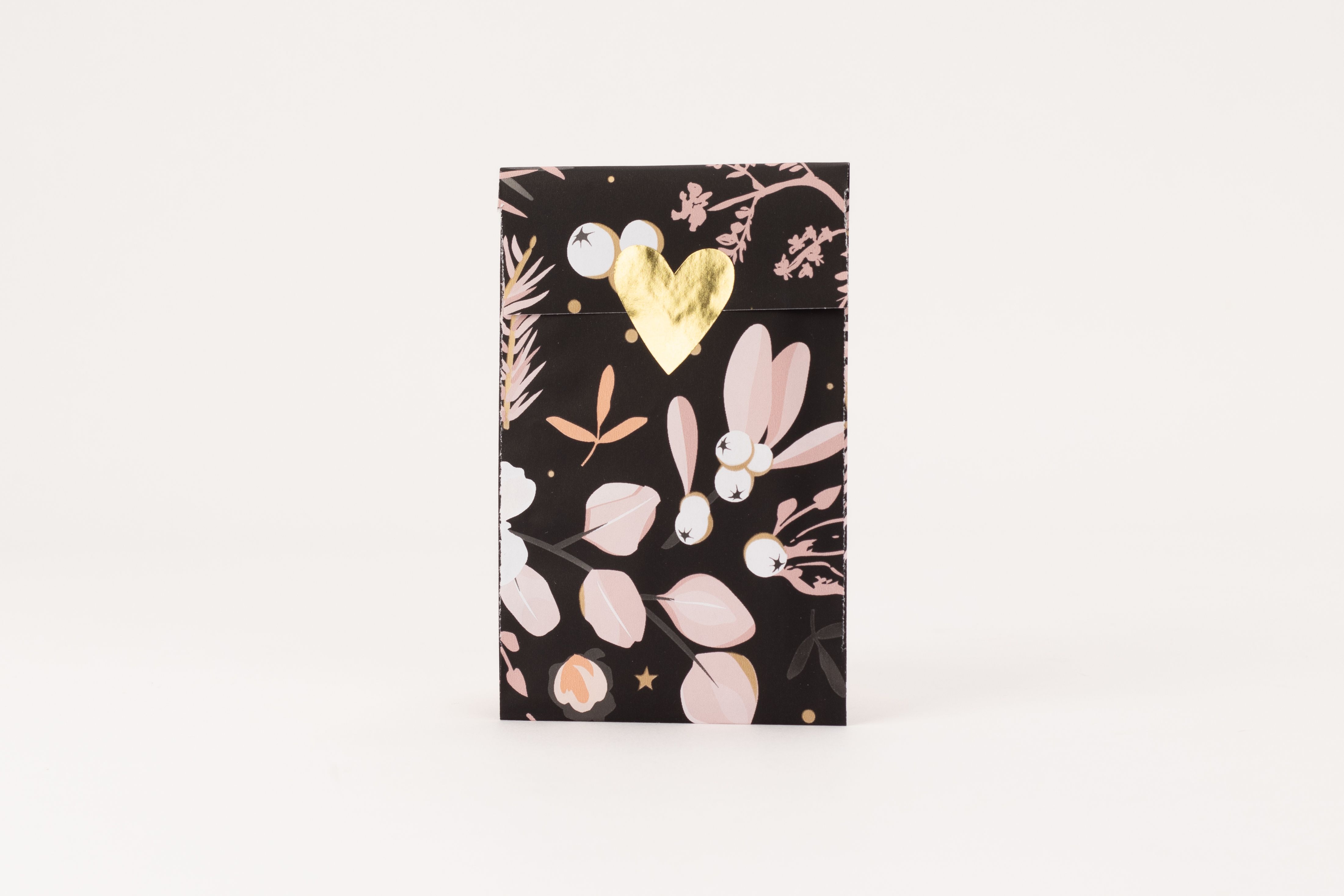 Flachbeutel in Schwarz mit floralem Muster in Rosa und Gold. Die Innenseite zeigt dasselbe Design und ist mit einem goldenen Herzsticker verziert