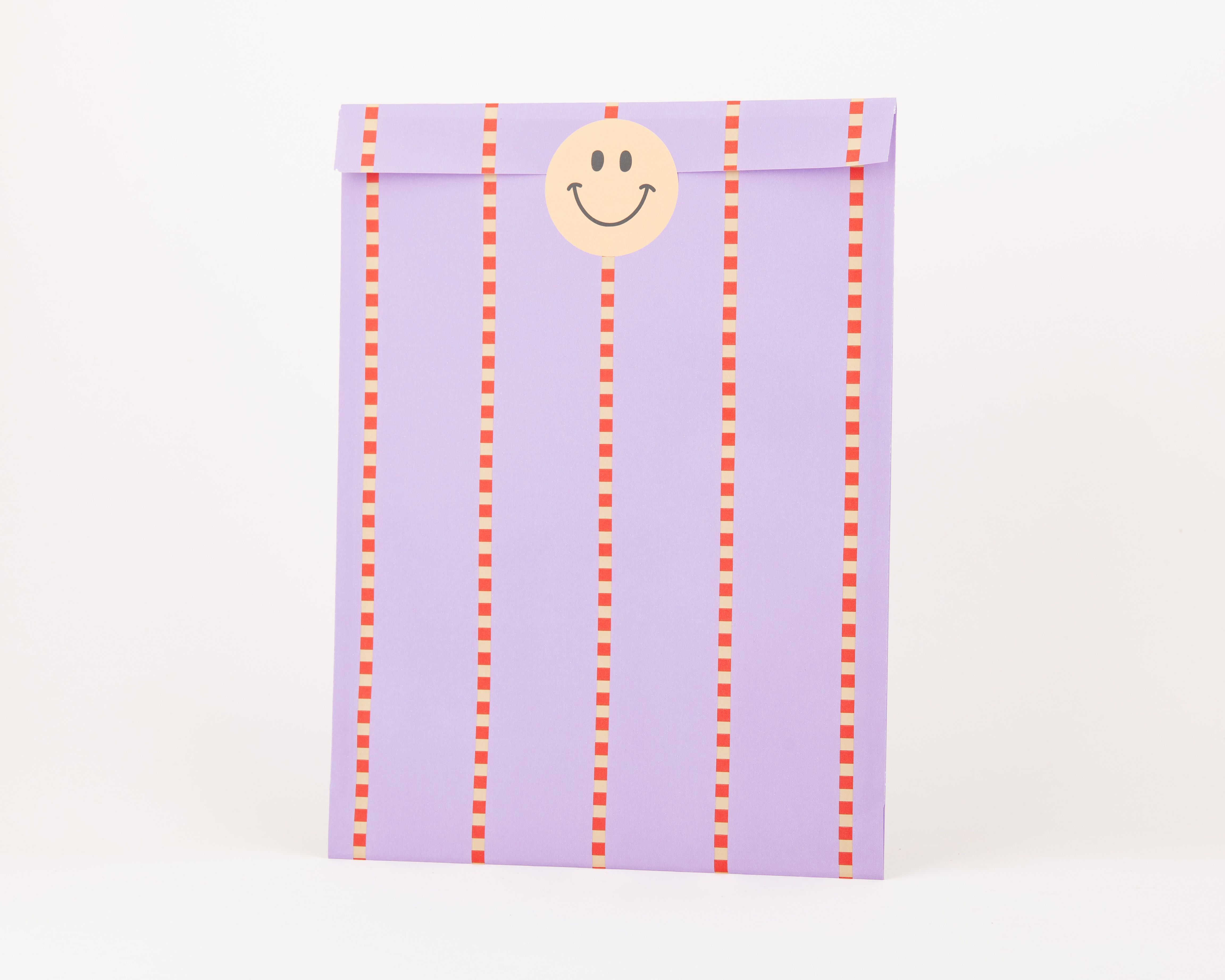 Papiertüten Flachbeutel mit lila Außenseite und vertikalen rot-beige Streifen. Die Innenseite des Papiers zeigt einen beigen Farbton