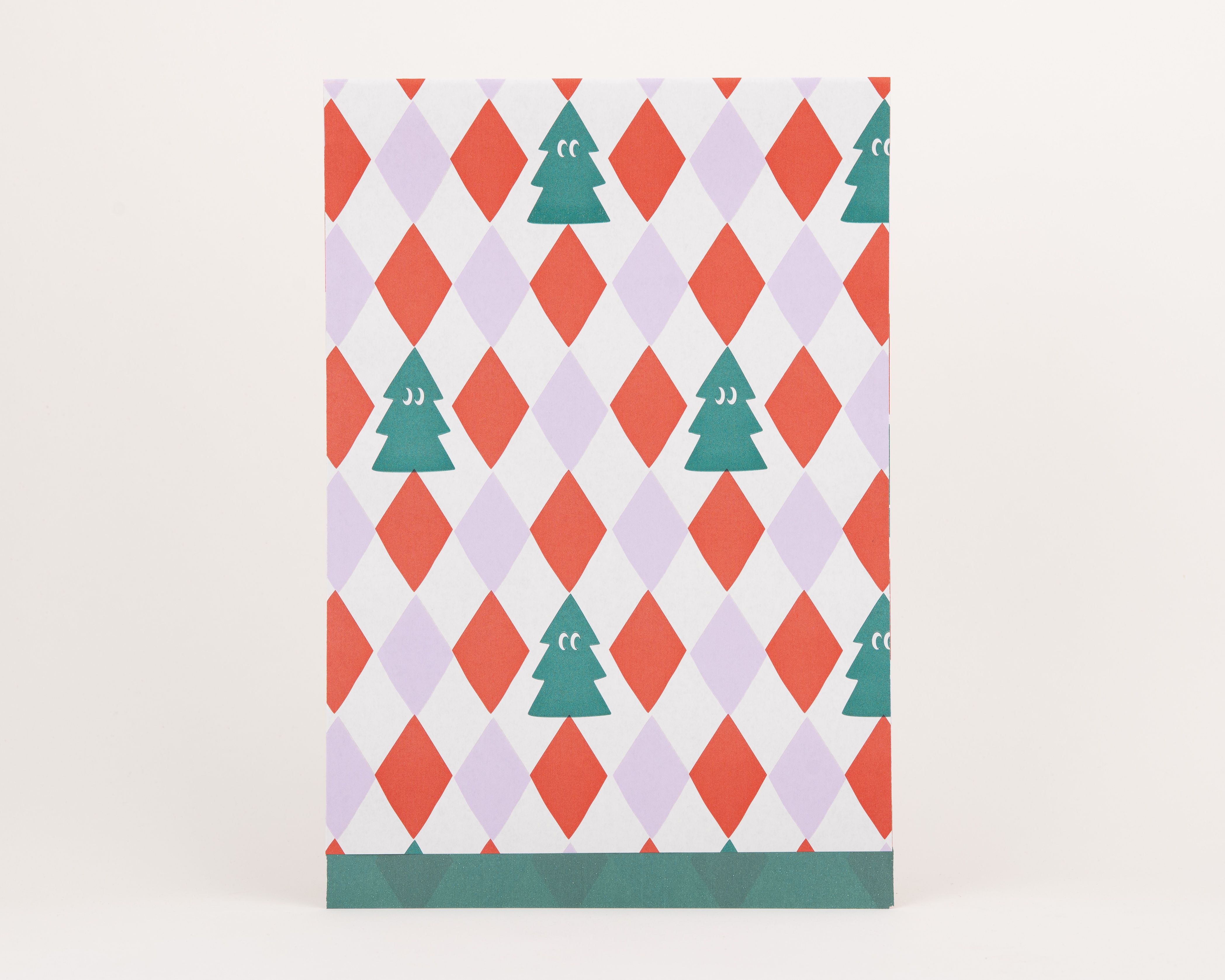 Papiertüten Flachbeutel mit rot-lila Rautenmuster und grünen Tannenbaum-Motiven auf elfenbeinfarbenem Grund, innen dunkelgrün mit Rautenmuster