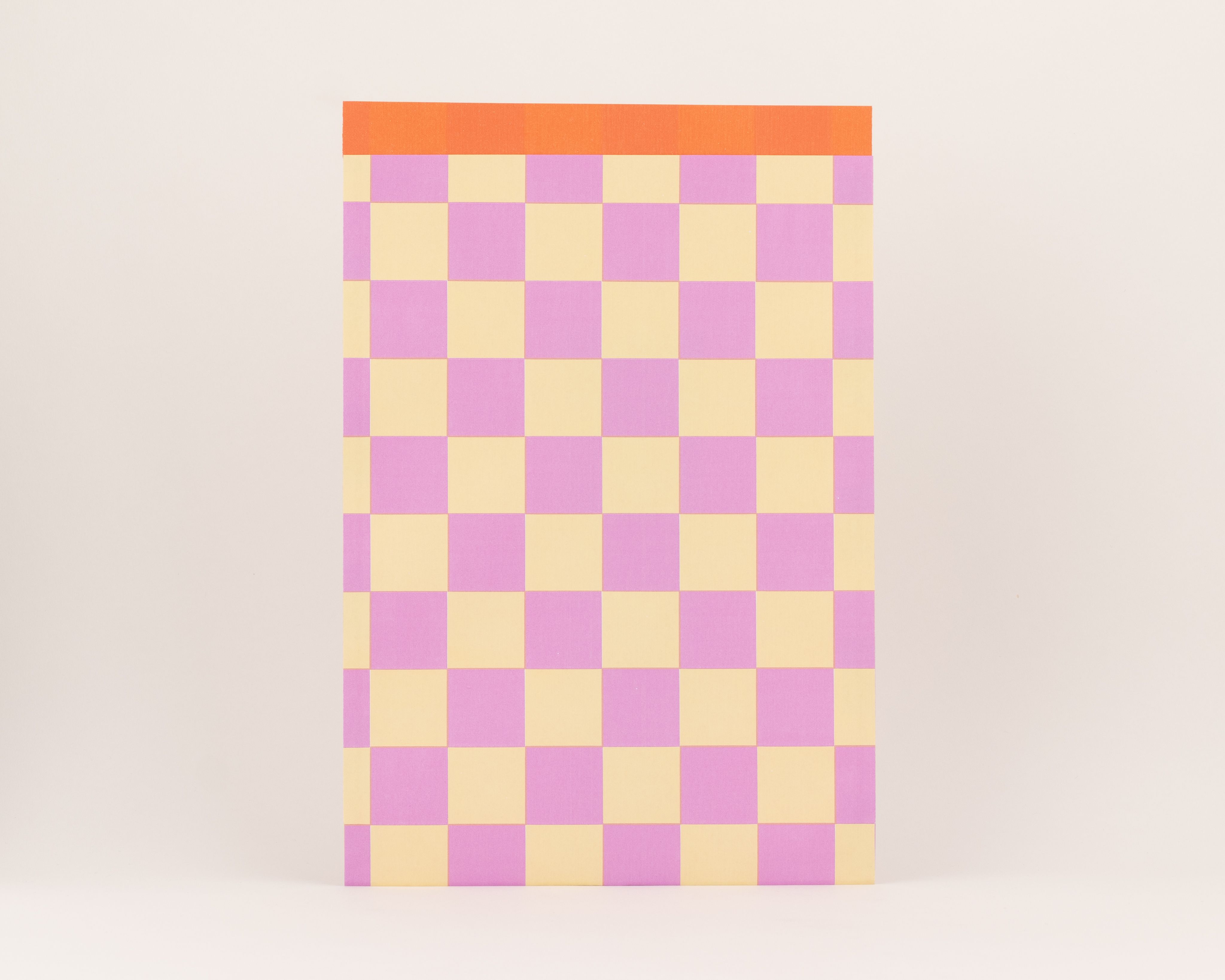 Flachbeutel aus Papier mit Schachbrettmuster in Pink und Gelb sowie oranger Innenseite