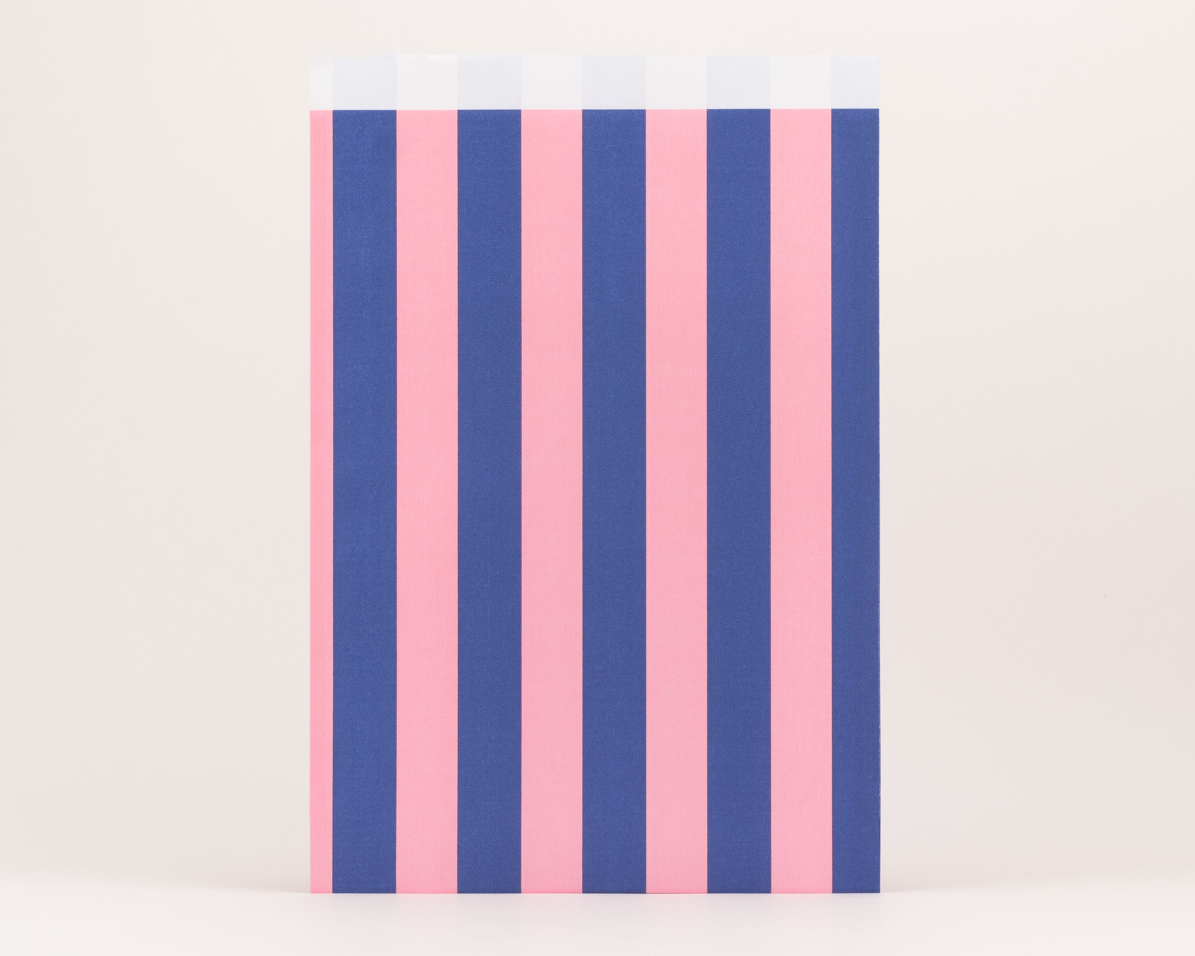 Flachbeutel mit vertikalen Streifen in Blau und Pink, die Innenseite weist eine weiße Farbe auf