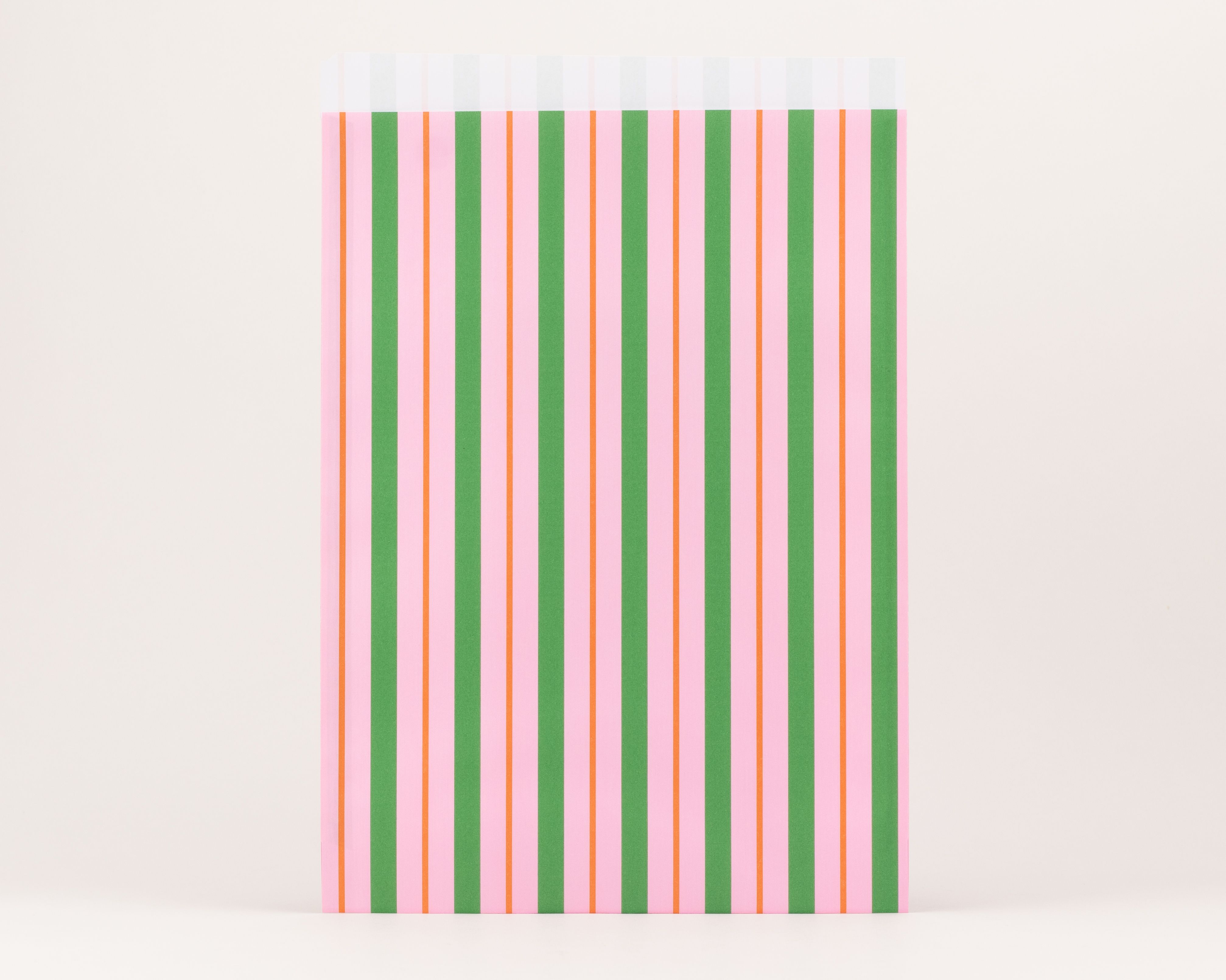 Flachbeutel mit vertikalen Streifen in Pink, Orange und Grün. Die Innenseite ist weiß mit dezenten vertikalen Streifen
