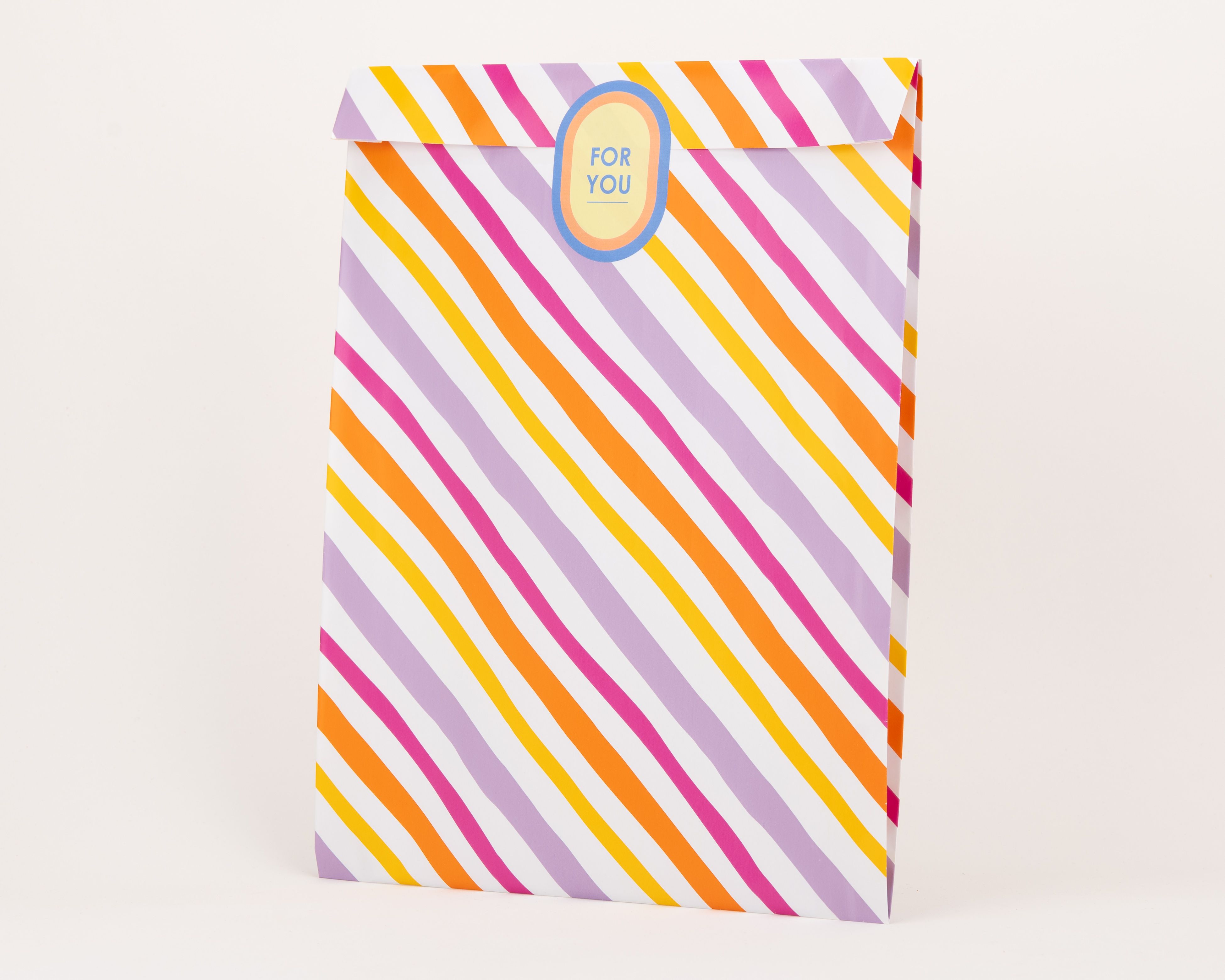 Papiertüten Flachbeutel mit farbigen diagonalen Streifen in Lila, Gelb, Orange und Magenta. Die Innenseite zeigt das gleiche Muster.