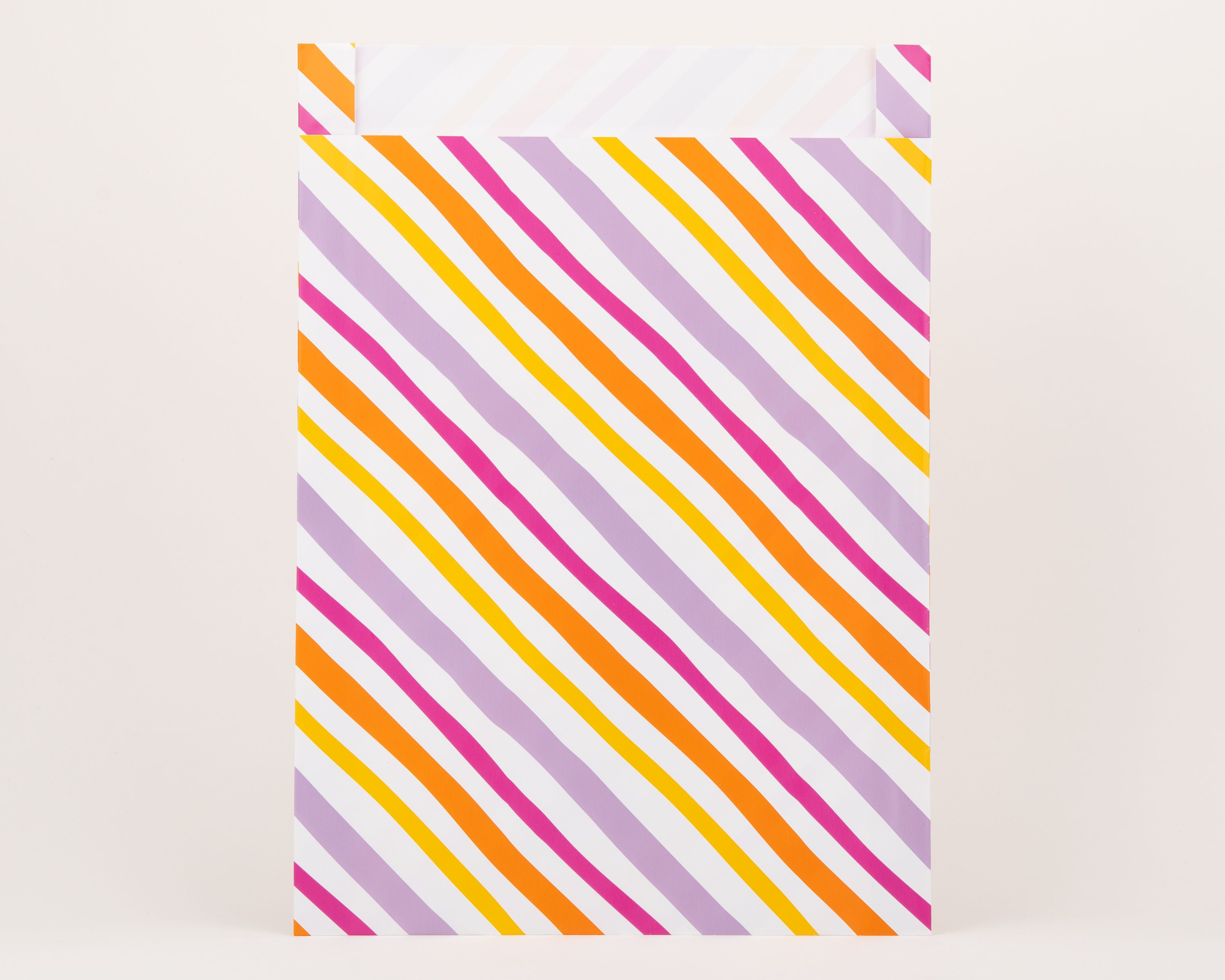 Papiertüten Flachbeutel mit diagonalen Streifen in Lila, Gelb, Orange und Magenta Die Innenseite zeigt ein dezentes weißes Streifenmuster