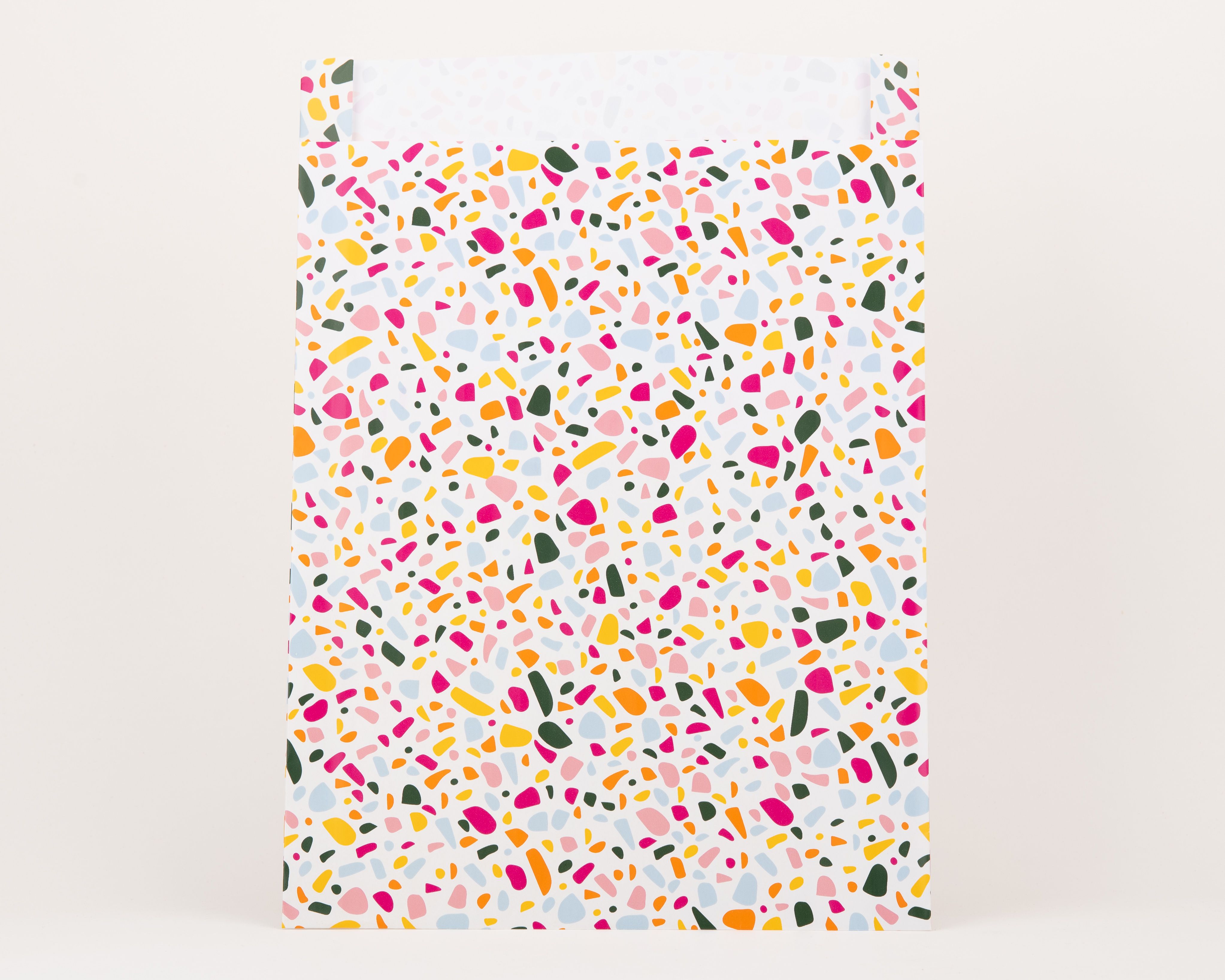 Papiertüten Flachbeutel mit farbenfrohem Terrazzo-Muster in Grün, Rosa, Blau, Pink, Orange auf weißem Grund, Innenseite ist weiß