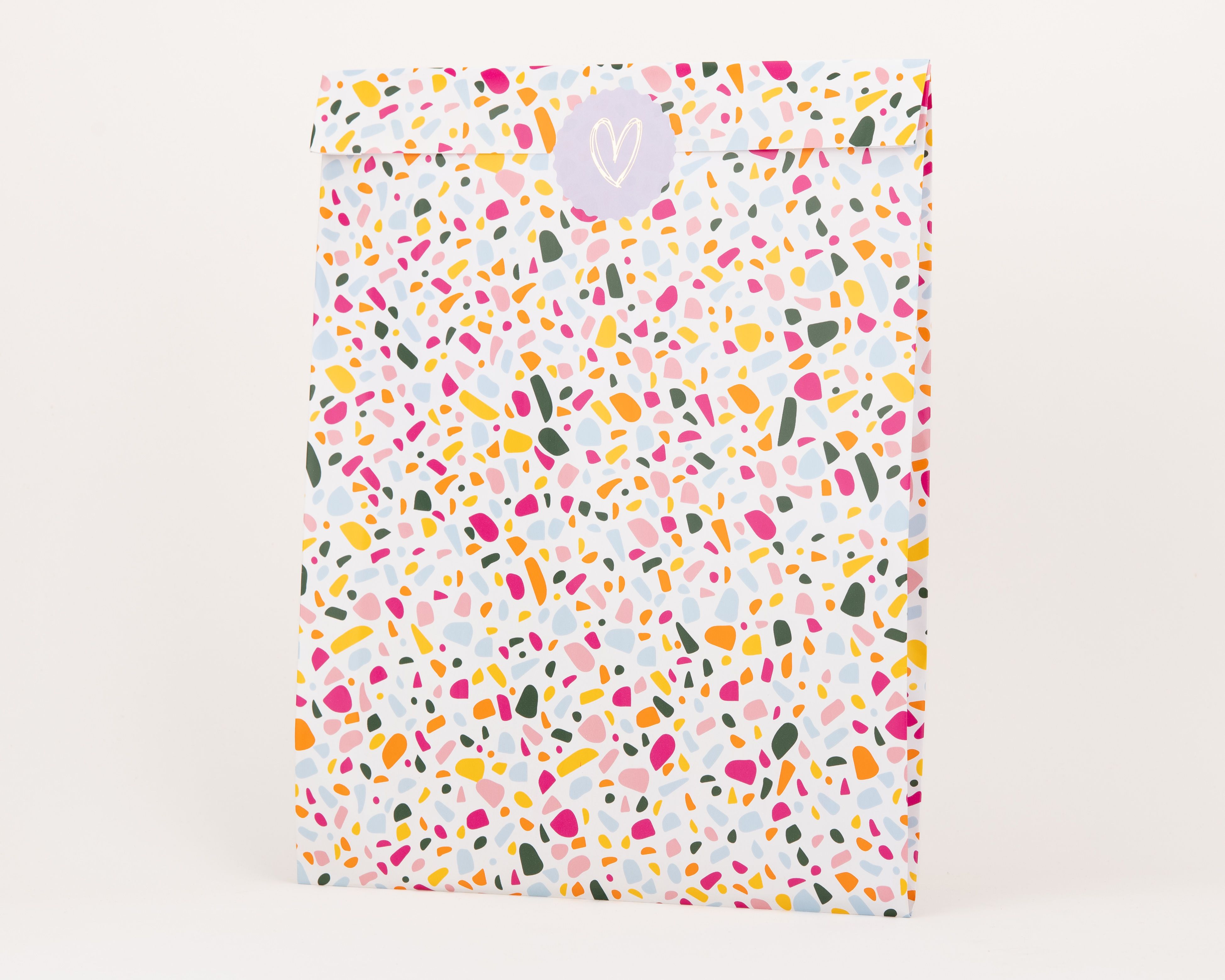 Papiertüten Flachbeutel mit buntem Terrazzo-Muster in Grün, Rosa, Blau, Pink und Orange. Die Innenseite der Tüten ist weiß
