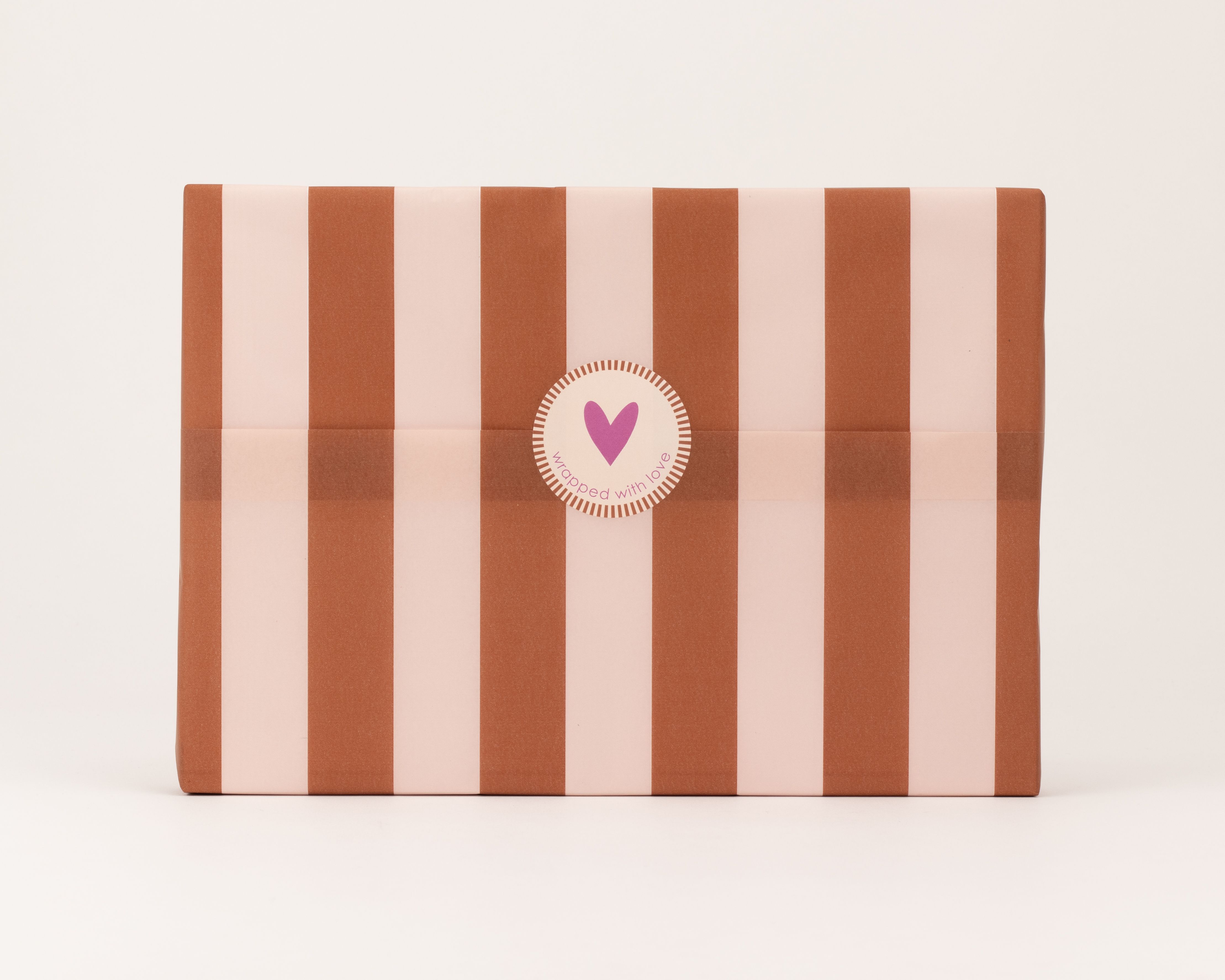 Seidenpapier mit vertikalen, breiten Blockstreifen in einem sanften Rosa und einem warmen Braunton