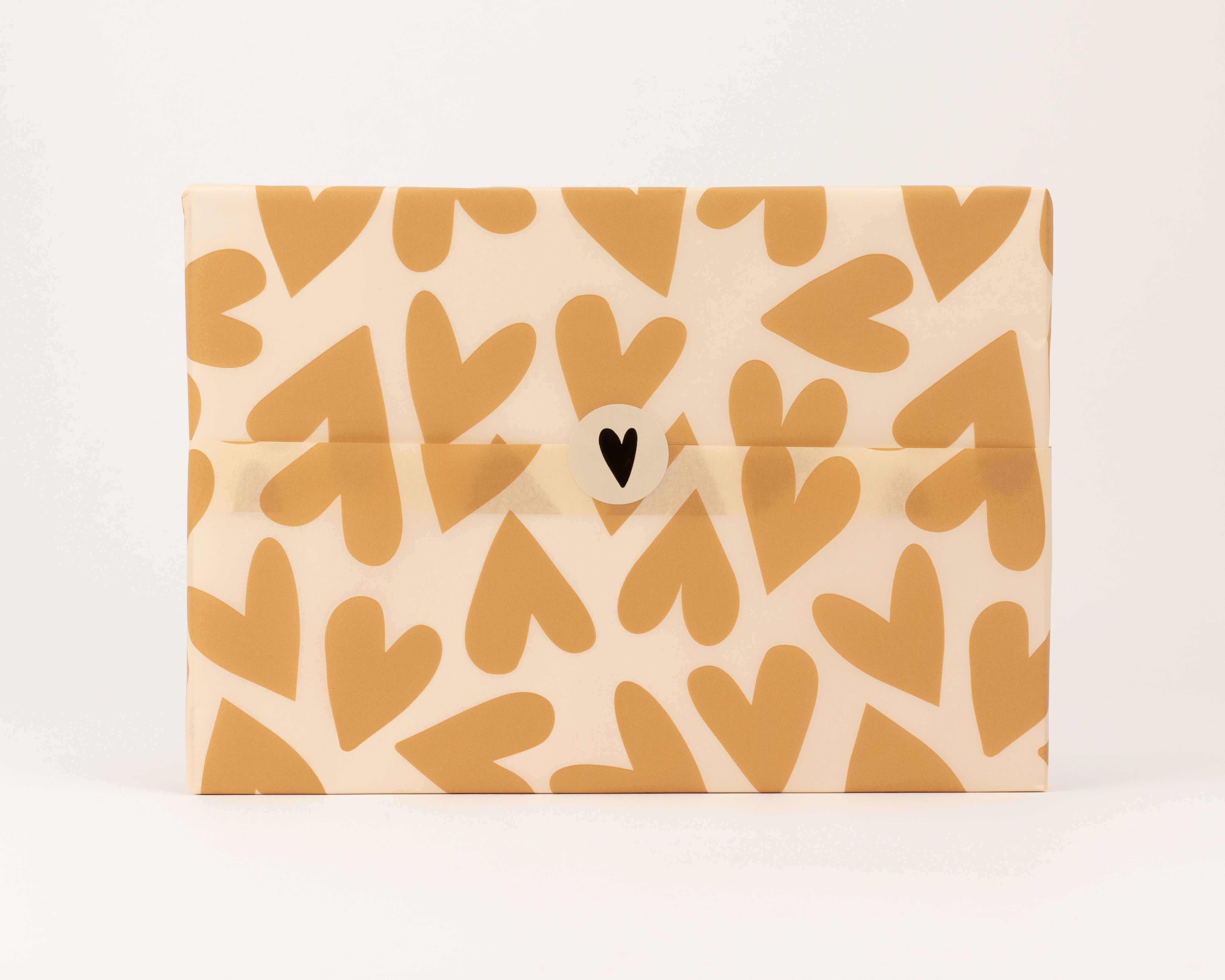 Seidenpapier mit hellbraunen Herzchen auf sandfarbenem Grund für dekorative Verpackungen und Bastelarbeiten