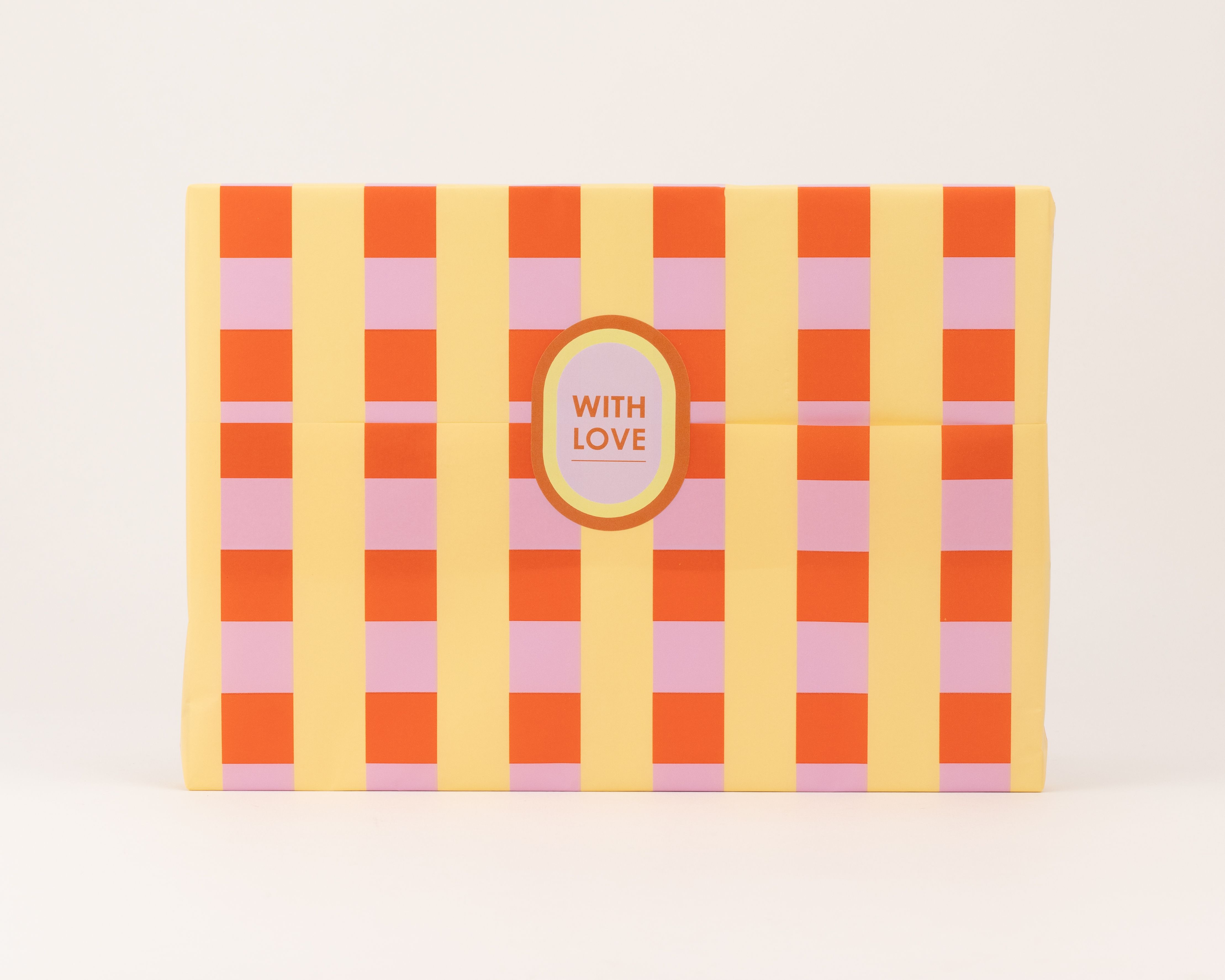 Seidenpapier mit einem Muster aus senkrechten buttergelben Streifen und abwechselnd horizontalen mandarinefarbenen und rosa Feldern