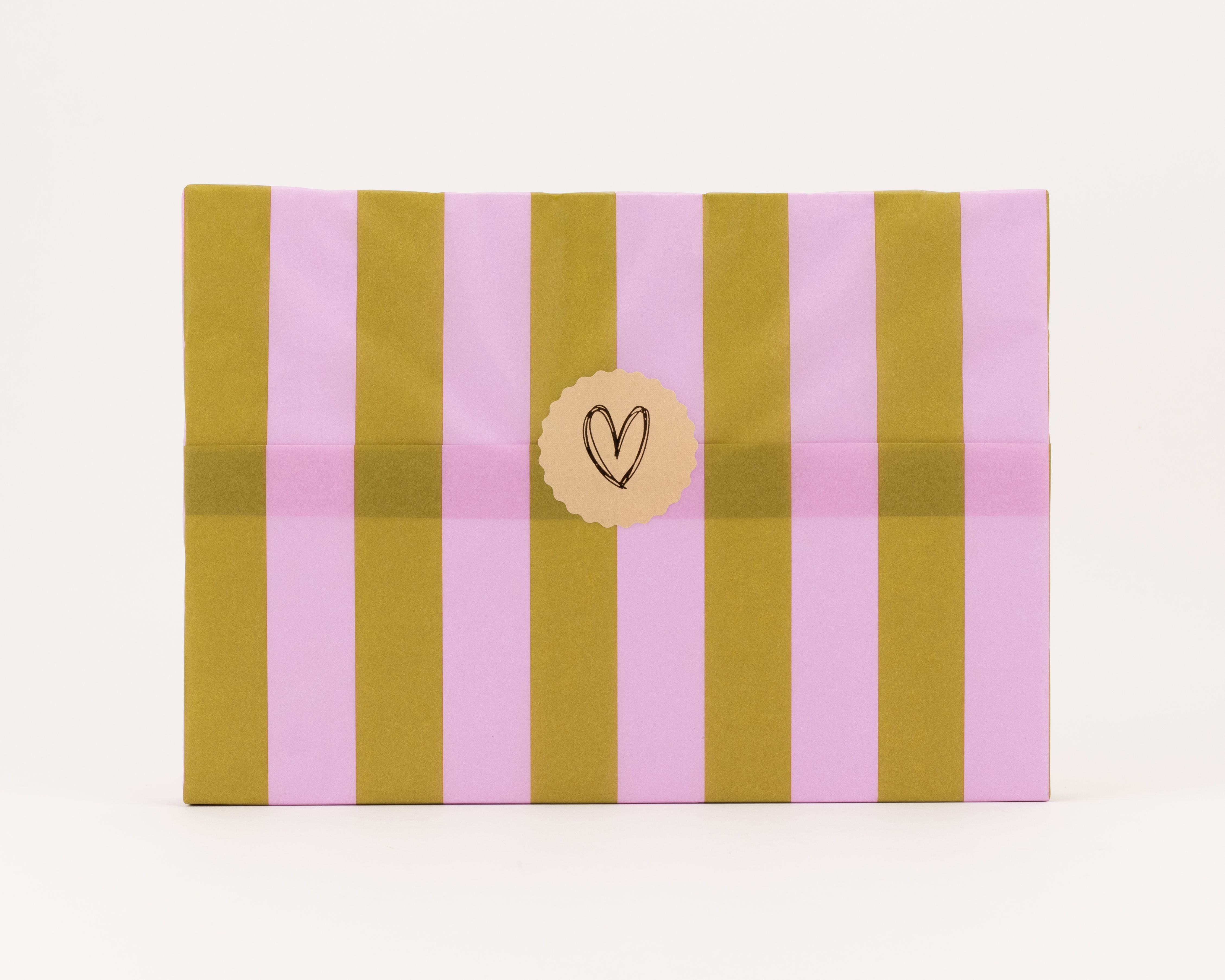 Geschenkpapier-Set mit zwei Rollen mit Blockstreifen. Eine Rolle in Lila und Cognacfarben, die andere in Olivgrün und Pink