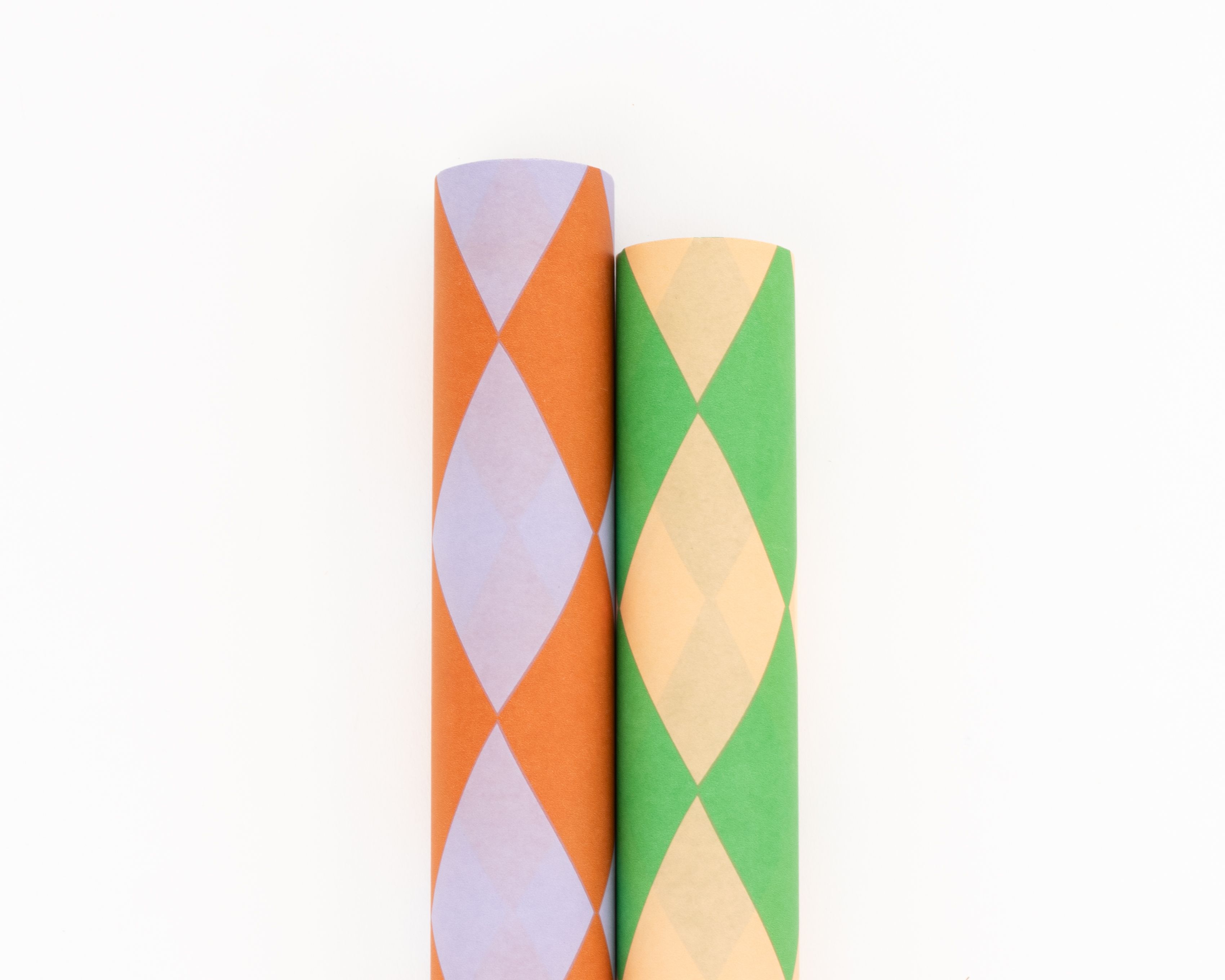 Geschenkpapier-Set mit zwei Rollen Seidenpapier, eine Rolle in Orange mit helllila Rautenmuster, die zweite in Grün mit hellbeigen Rautenmuster