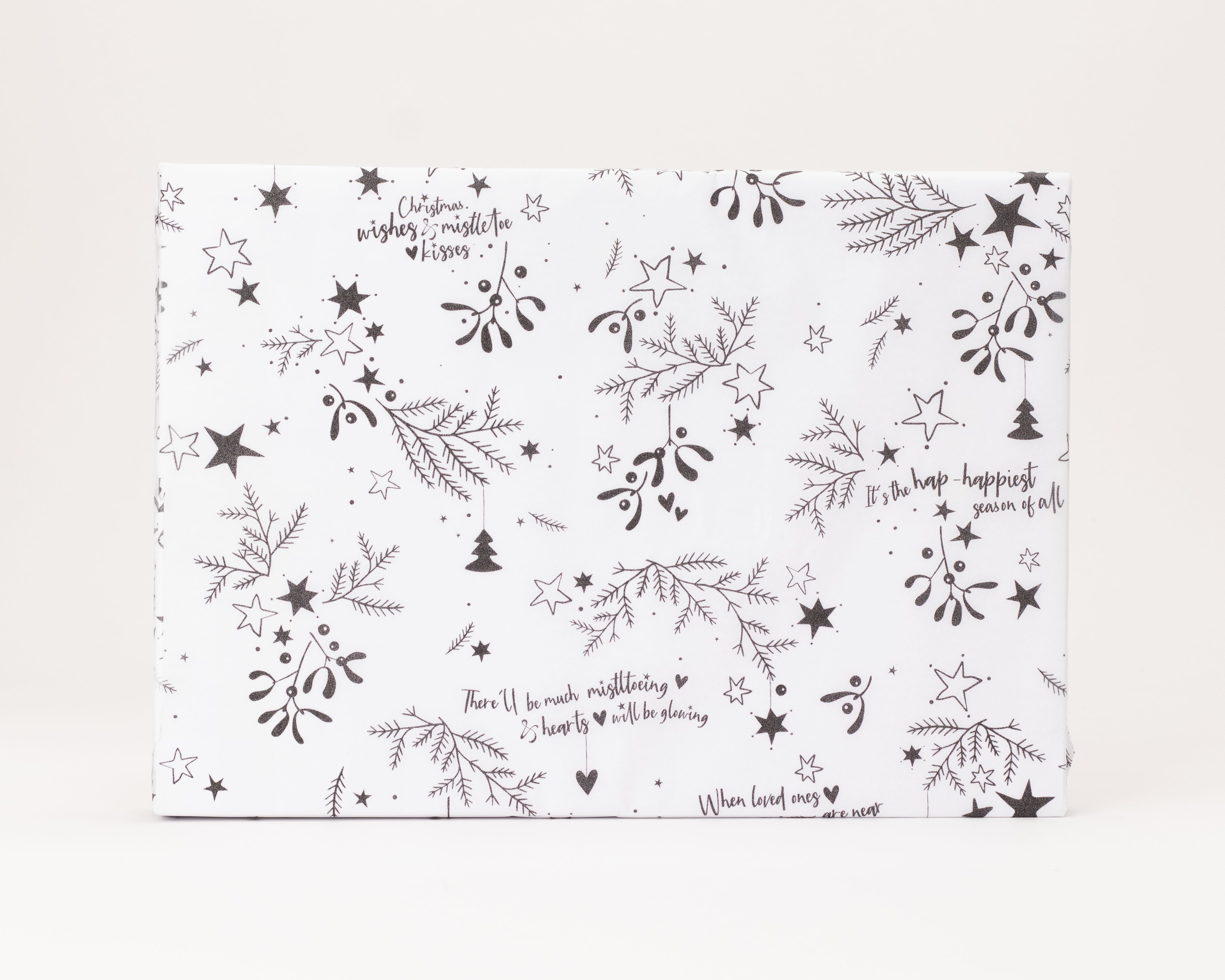 Seidenpapier mit weißem Hintergrund und schwarzem Weihnachtsmotiv aus Sternen, Mistelzweigen und Spruchtexten