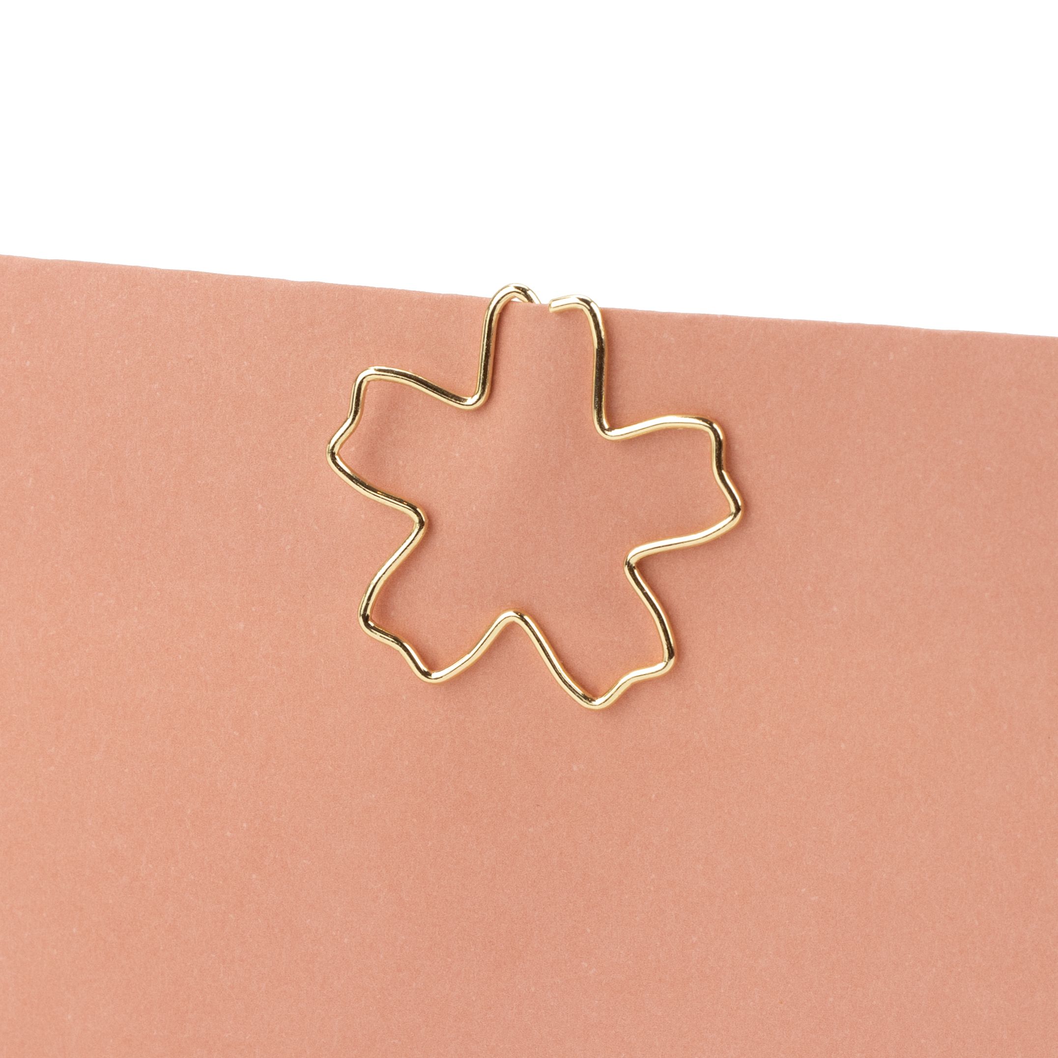 Design-Clips aus goldfarbenem Metall, kunstvoll in der Form einer filigranen Blüte gestaltet