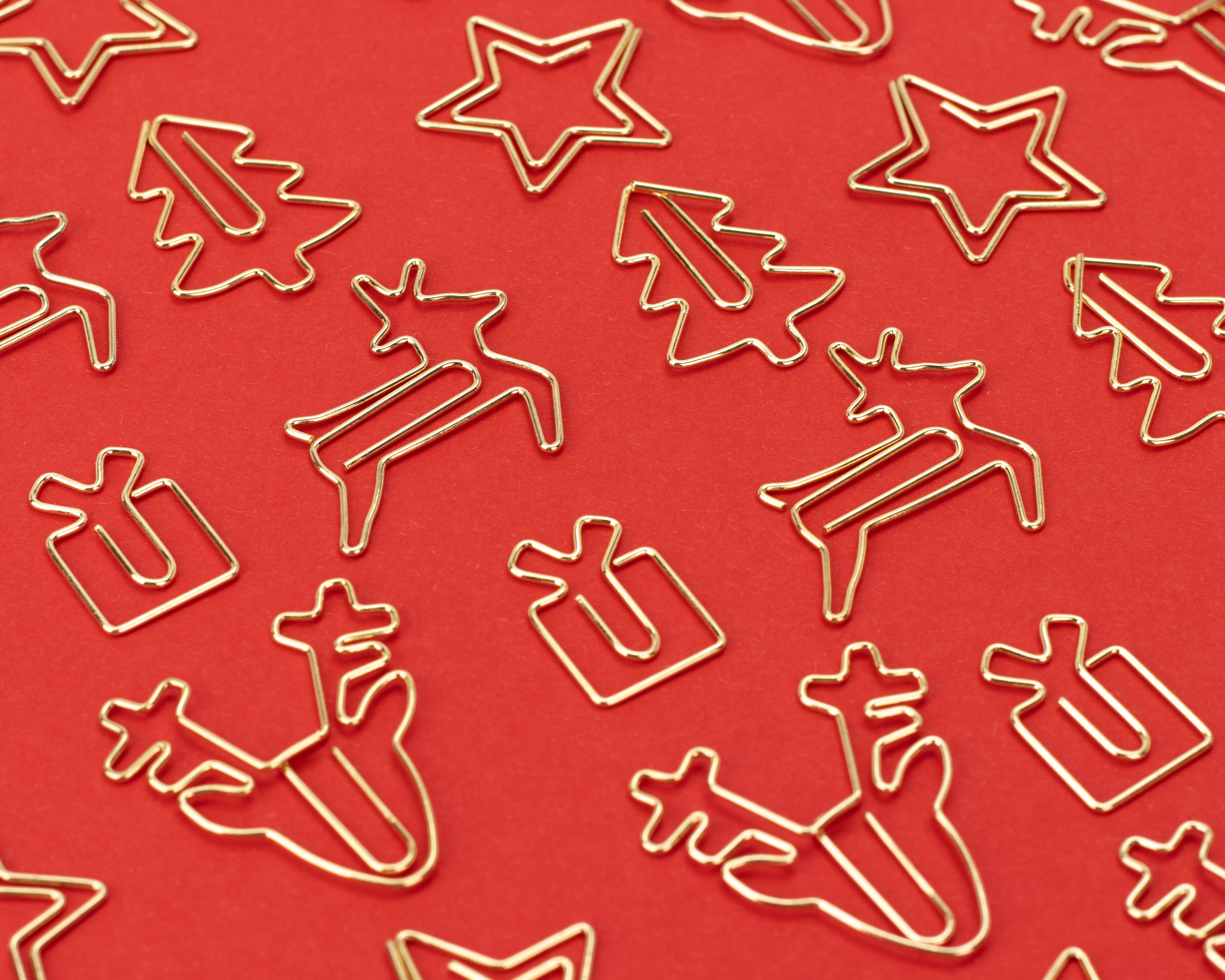 Design-Clips aus Metall in glänzender Goldfarbe geformt als filigrane Rentierköpfe