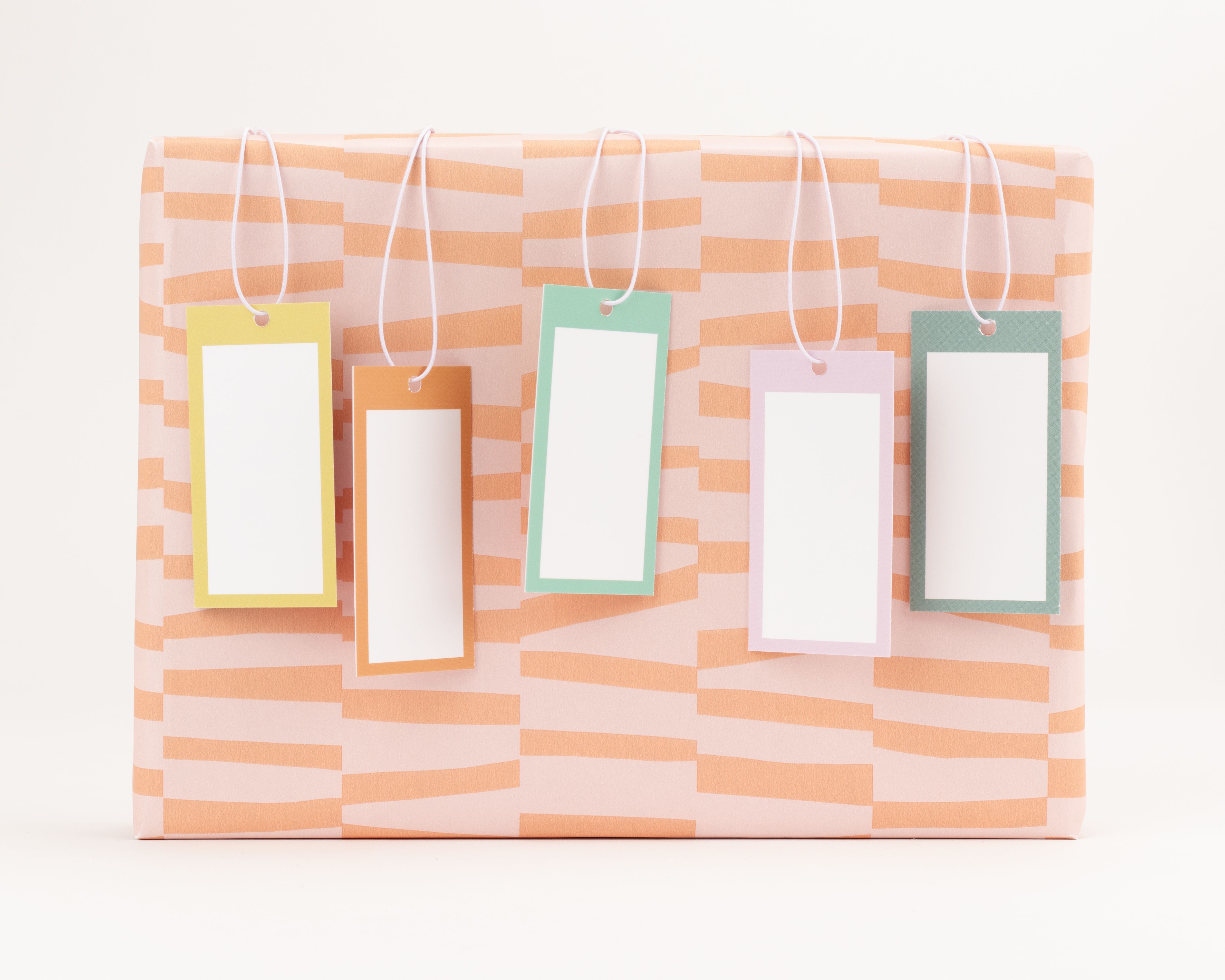 Geschenkanhänger-Set mit fünf rechteckigen Anhängern in Pastellfarben wie Gelb, Orange, Mint, Lavendel und Türkis, jeweils mit farbigem Rahmen und leerer weißer Mitte