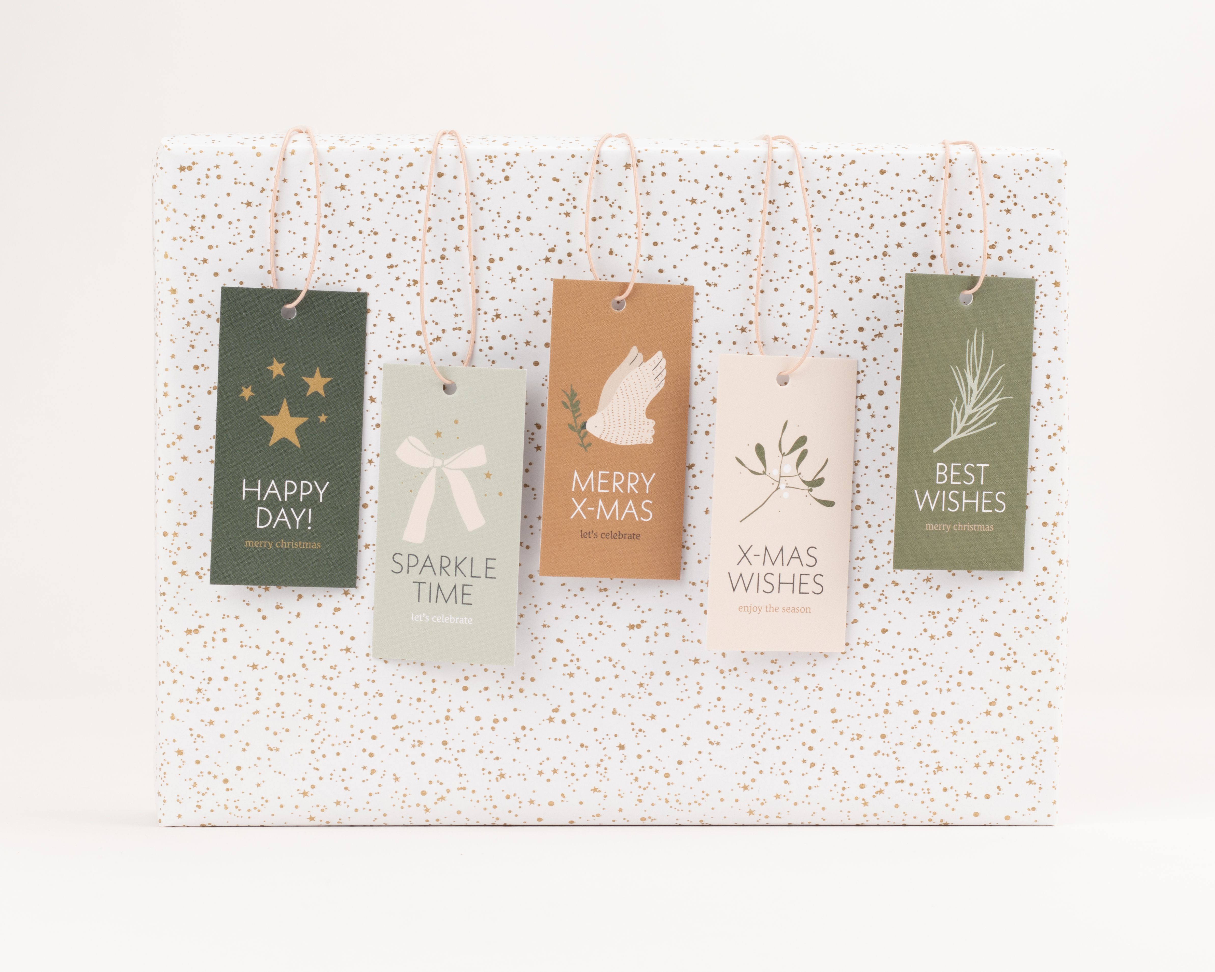 Geschenkanhänger-Set mit fünf rechteckigen Anhängern in verschiedenen Naturtönen, gestaltet mit festlichen Wintermotiven und Texten