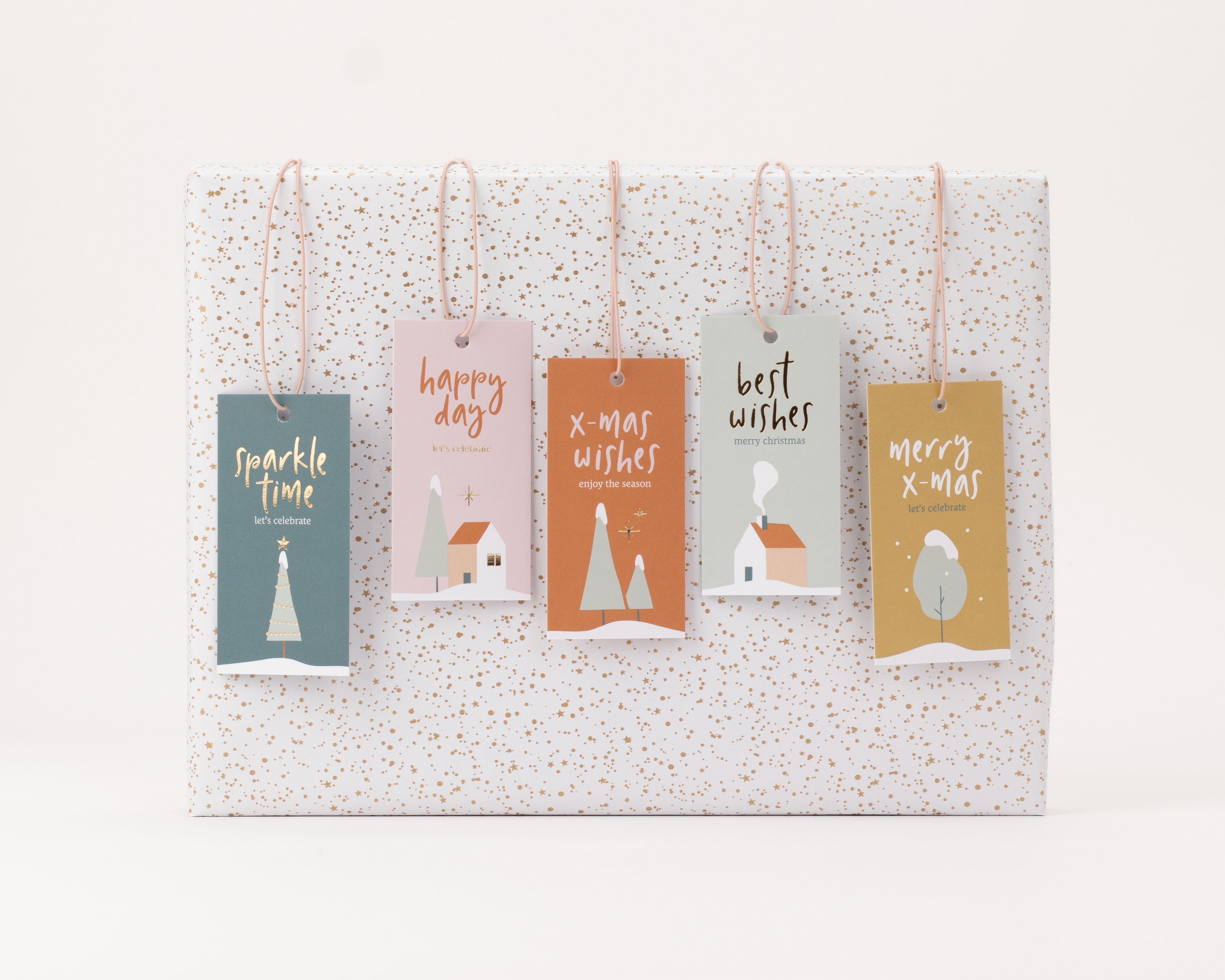 Geschenkanhänger-Set mit fünf rechteckigen Anhängern in Pastellfarben, verziert mit winterlichen Motiven wie Bäumen, Häusern und festlichen Grüßen