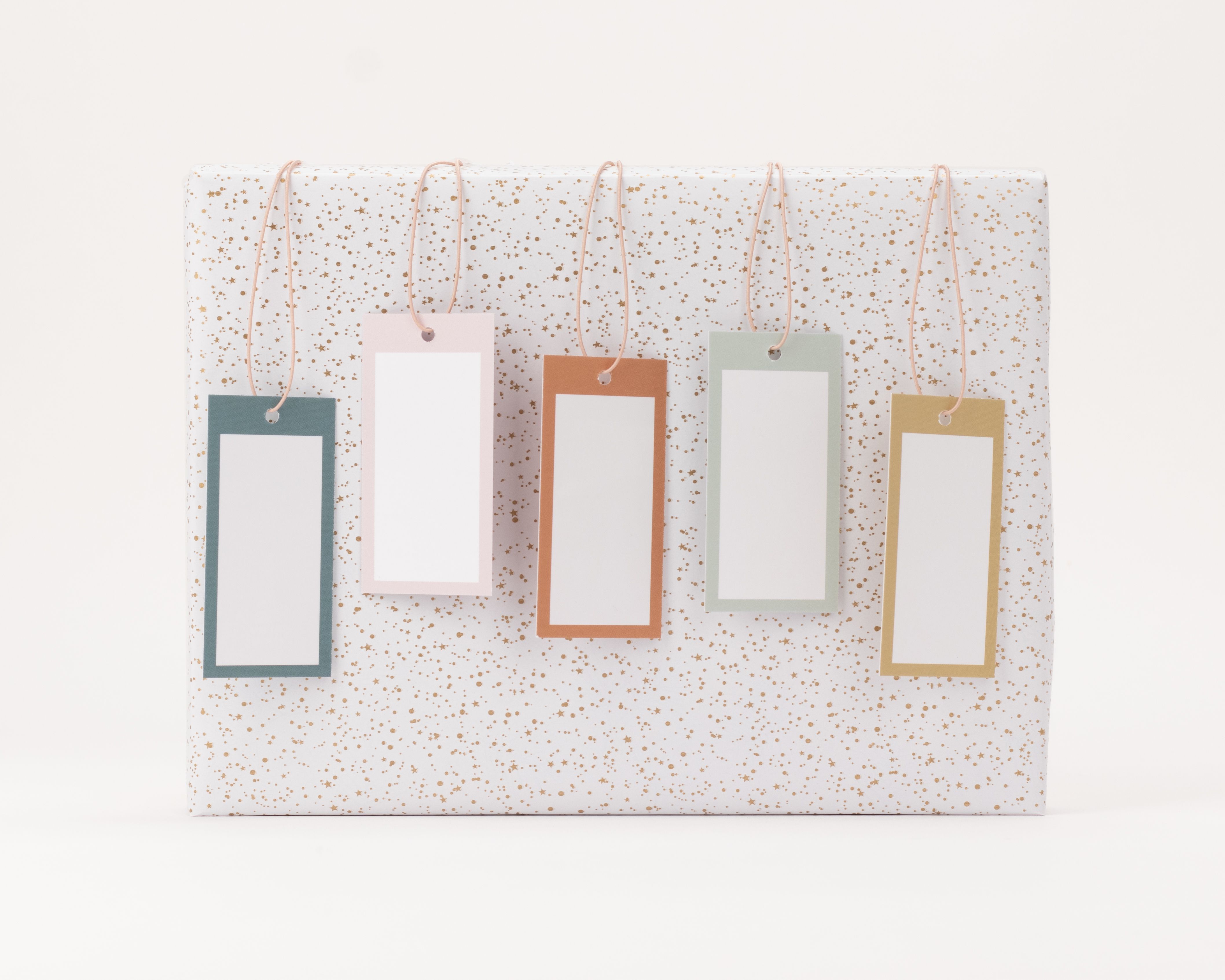 Geschenkanhänger-Set mit fünf nebeneinander angeordneten rechteckigen Anhängern in Petrol, Puderrosa, Terracotta, Salbeigruen und Ocker