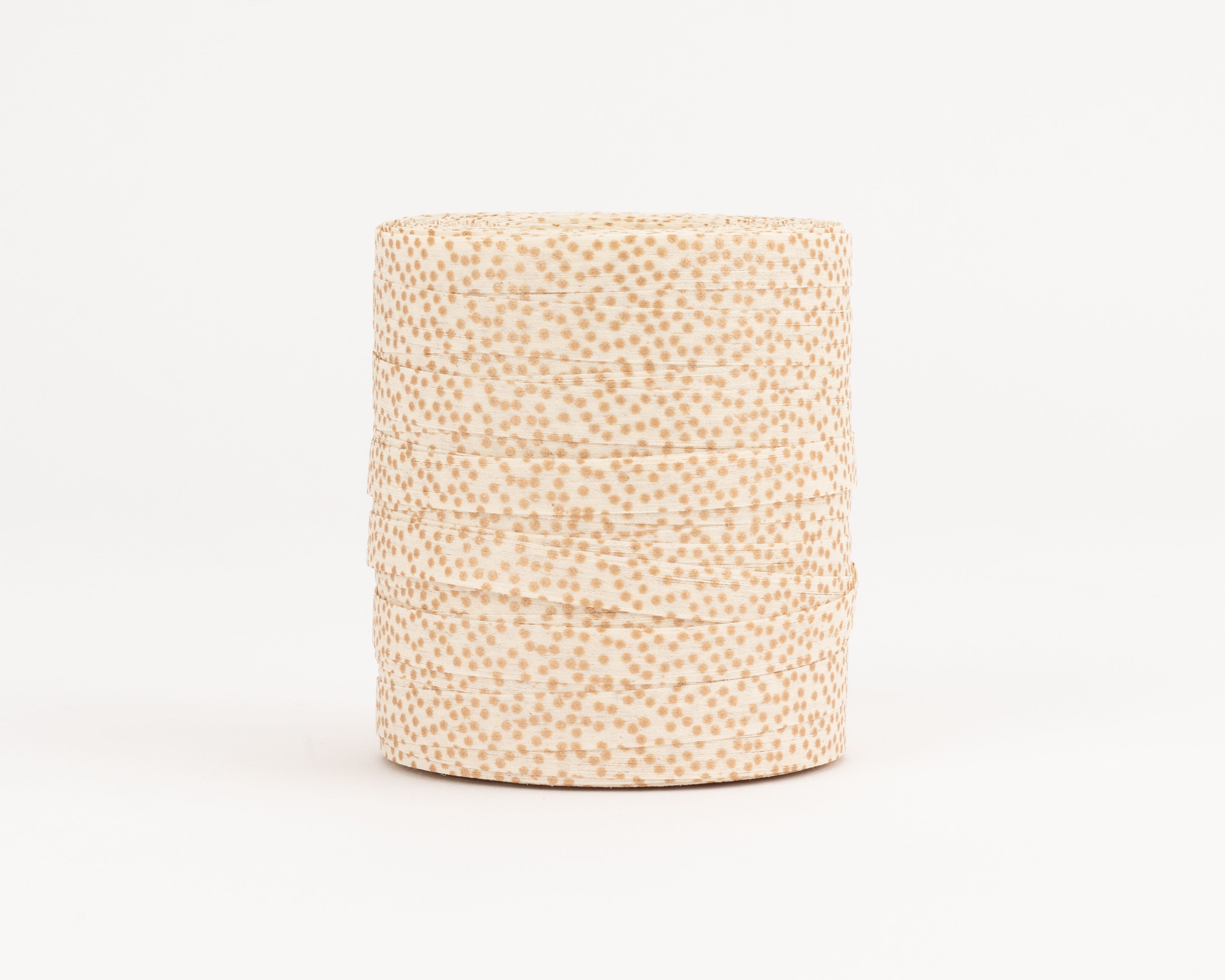 Geschenkband in hellem Beige mit einem gleichmäßigen Muster aus kleinen, goldfarbenen Punkten
