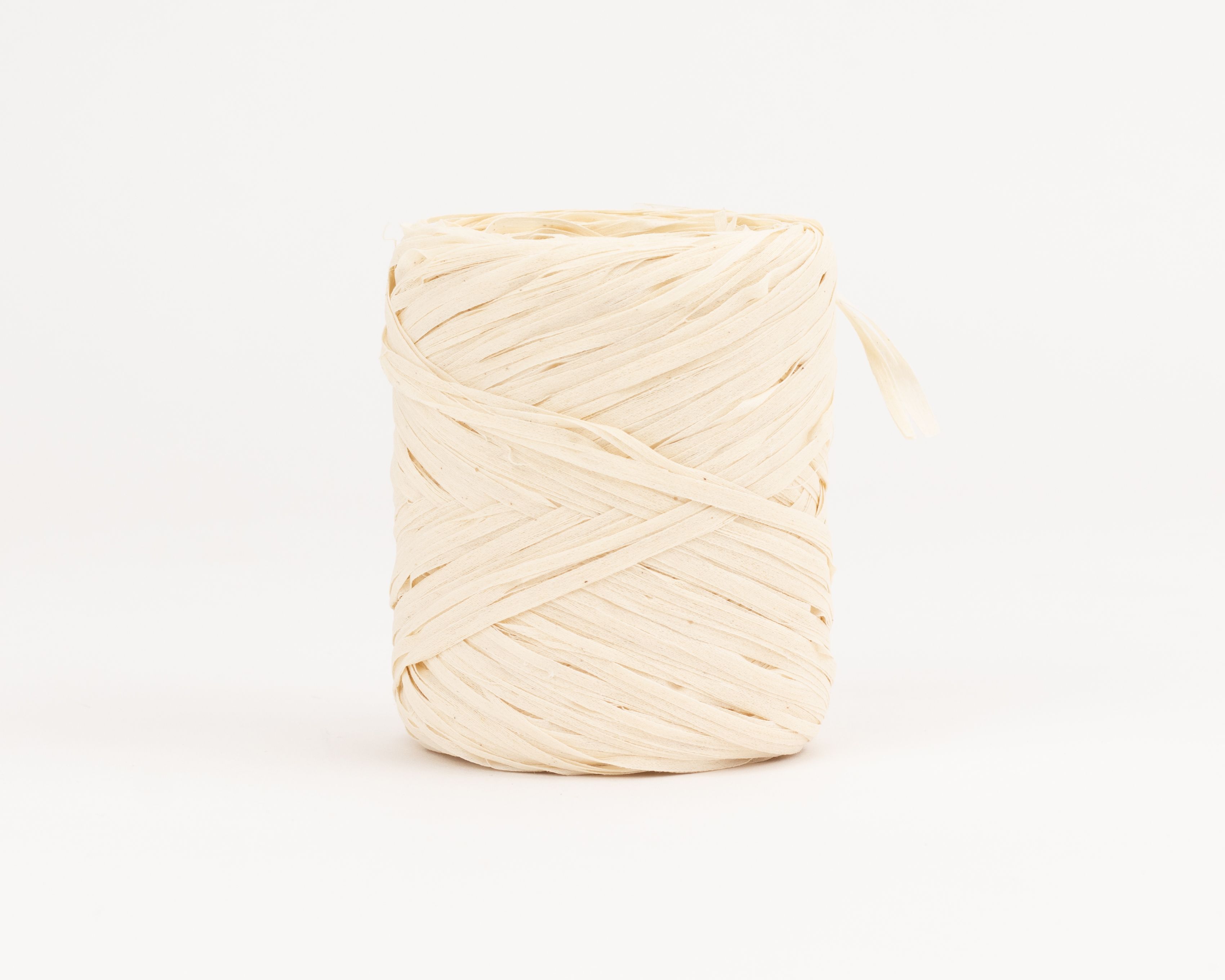 Geschenkband Raffia in einem hellen Beigeton, aufgerollt als Zylinder mit natürlicher, leicht faseriger Textur