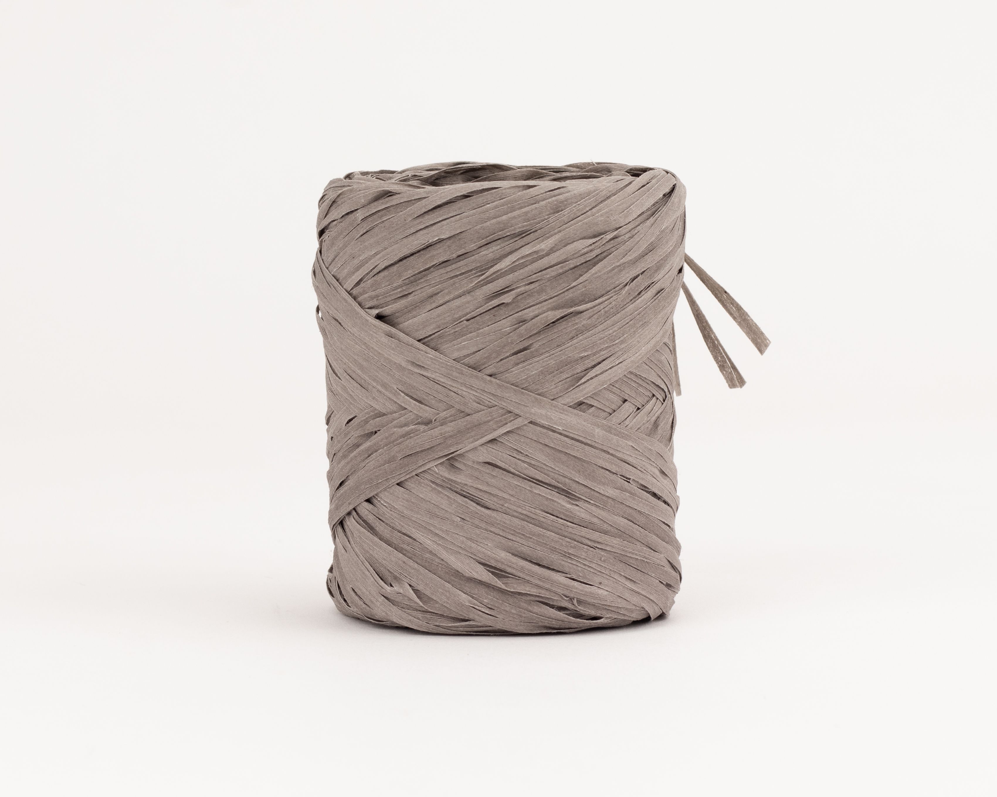 Geschenkband aus grauem Raffia Material, fest auf einer Rolle aufgewickelt mit seiner charakteristischen texturierten Oberfläche