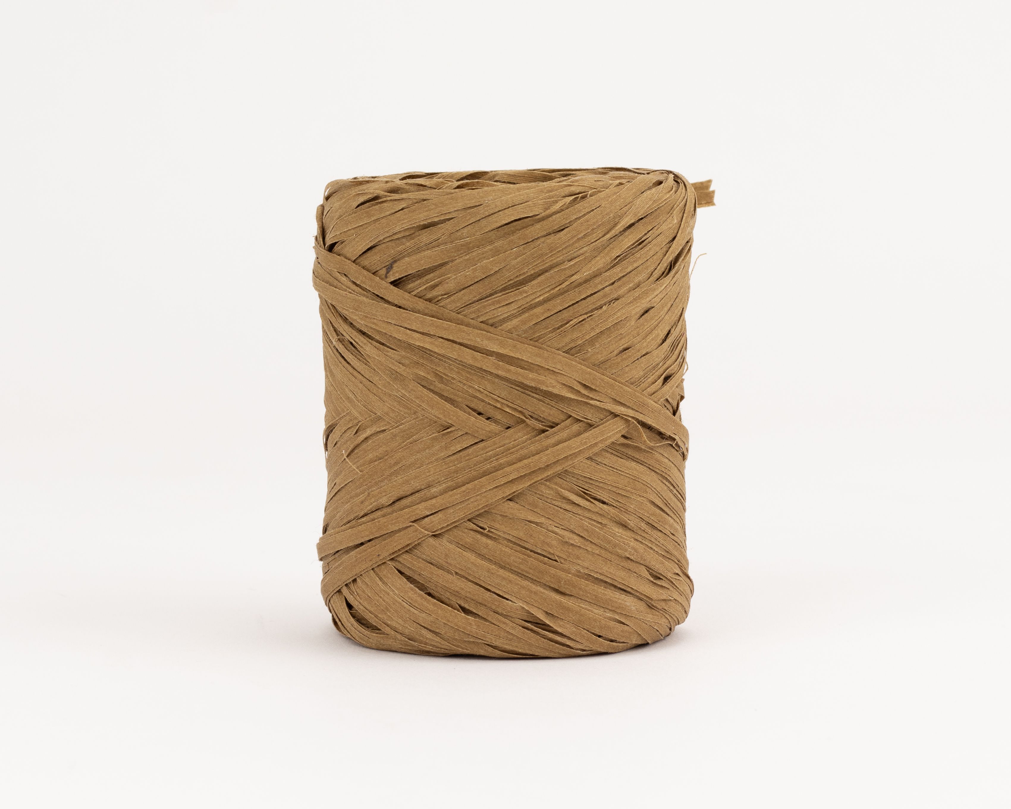 Geschenkband aus ockerfarbenem Raffia auf einer Rolle gewickelt mit natürlicher, leicht rauer Oberflächenstruktur
