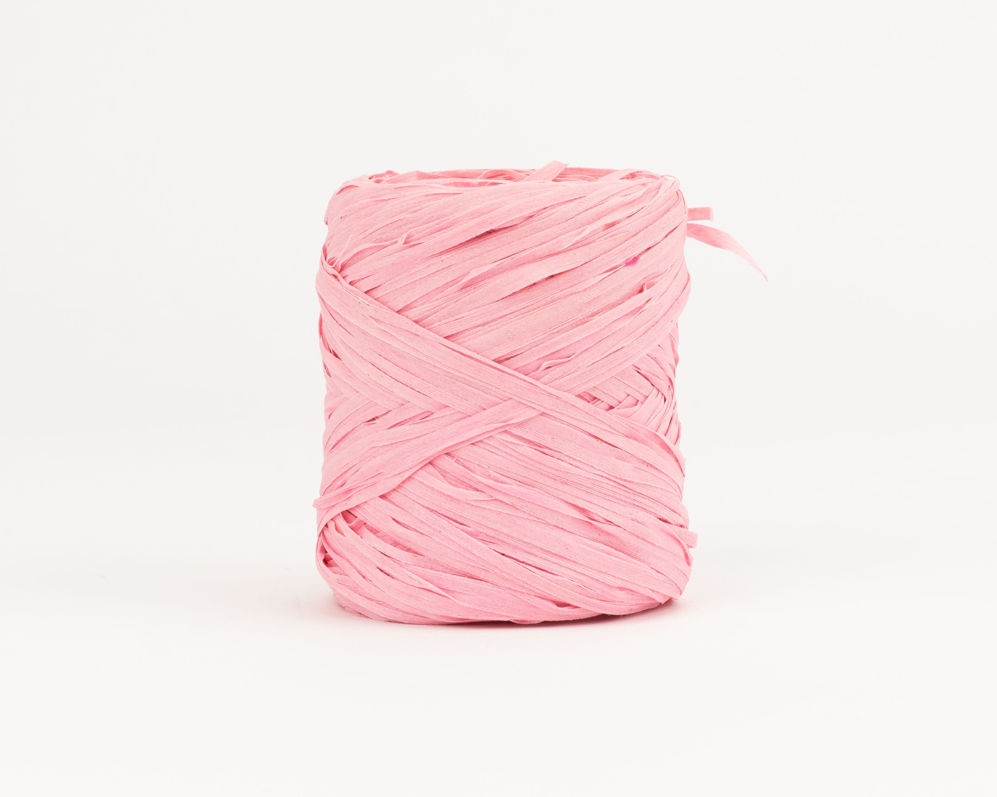 Geschenkband in einem leuchtenden Pinkton auf einer Rolle. Das Band besitzt eine charakteristische texturierte Raffia-Struktur