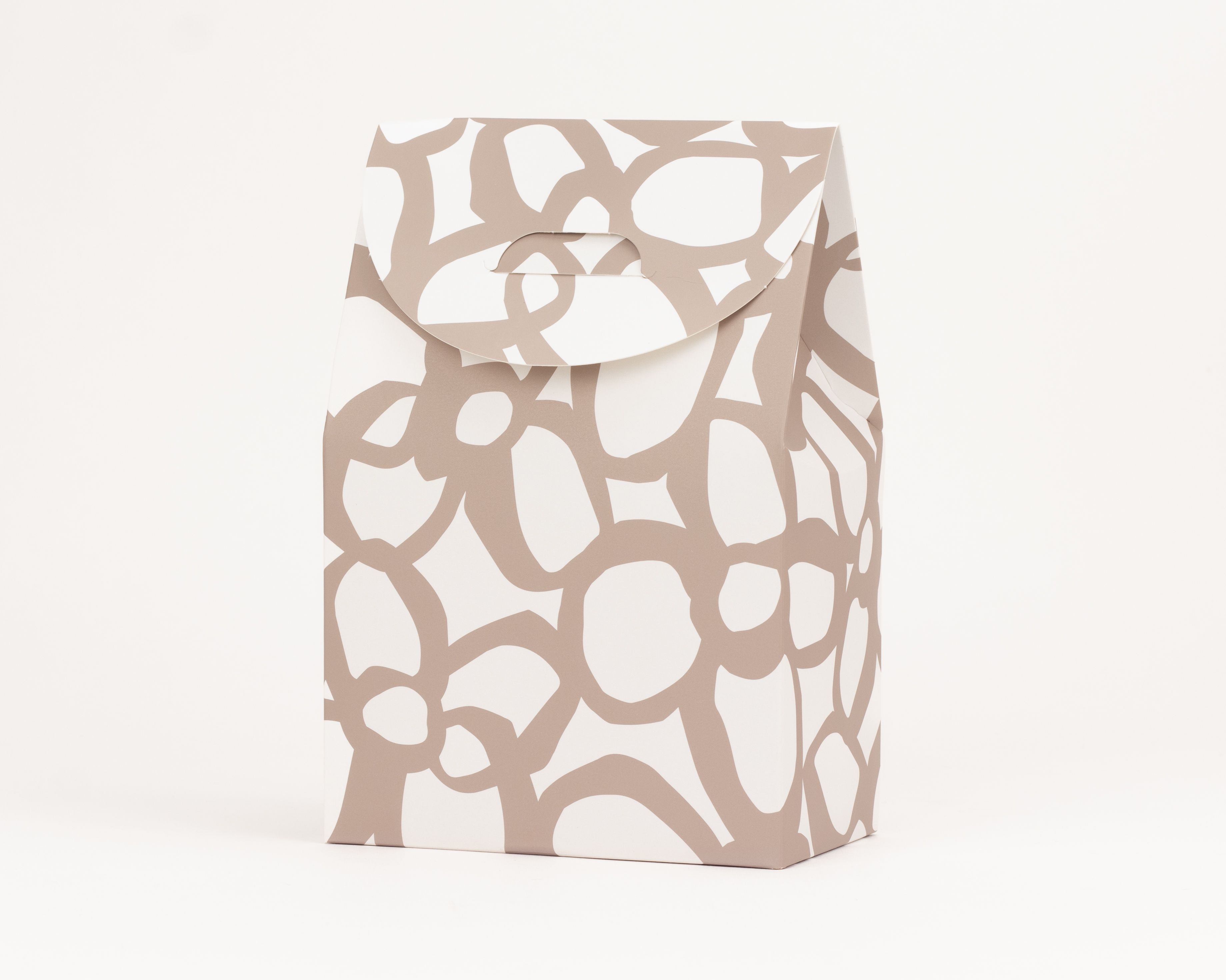 Geschenkboxen in rechteckiger Form mit modernem, abstraktem Muster in den Farben Braun und Weiß, oben mit integriertem Tragegriff