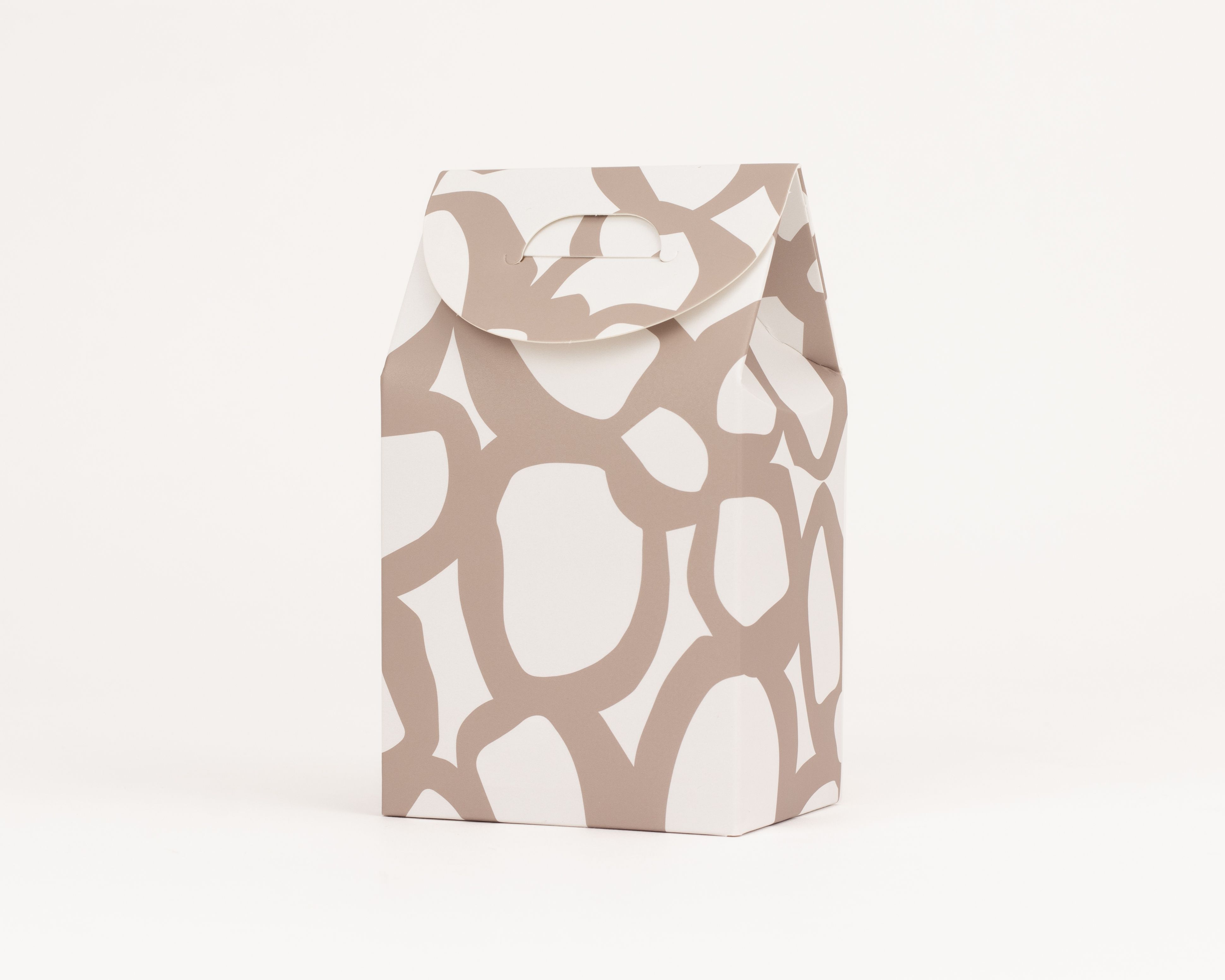 Geschenkboxen mit integriertem Tragegriff, rechteckiger Form und einem abstrakten Muster in Taupe und Weiss