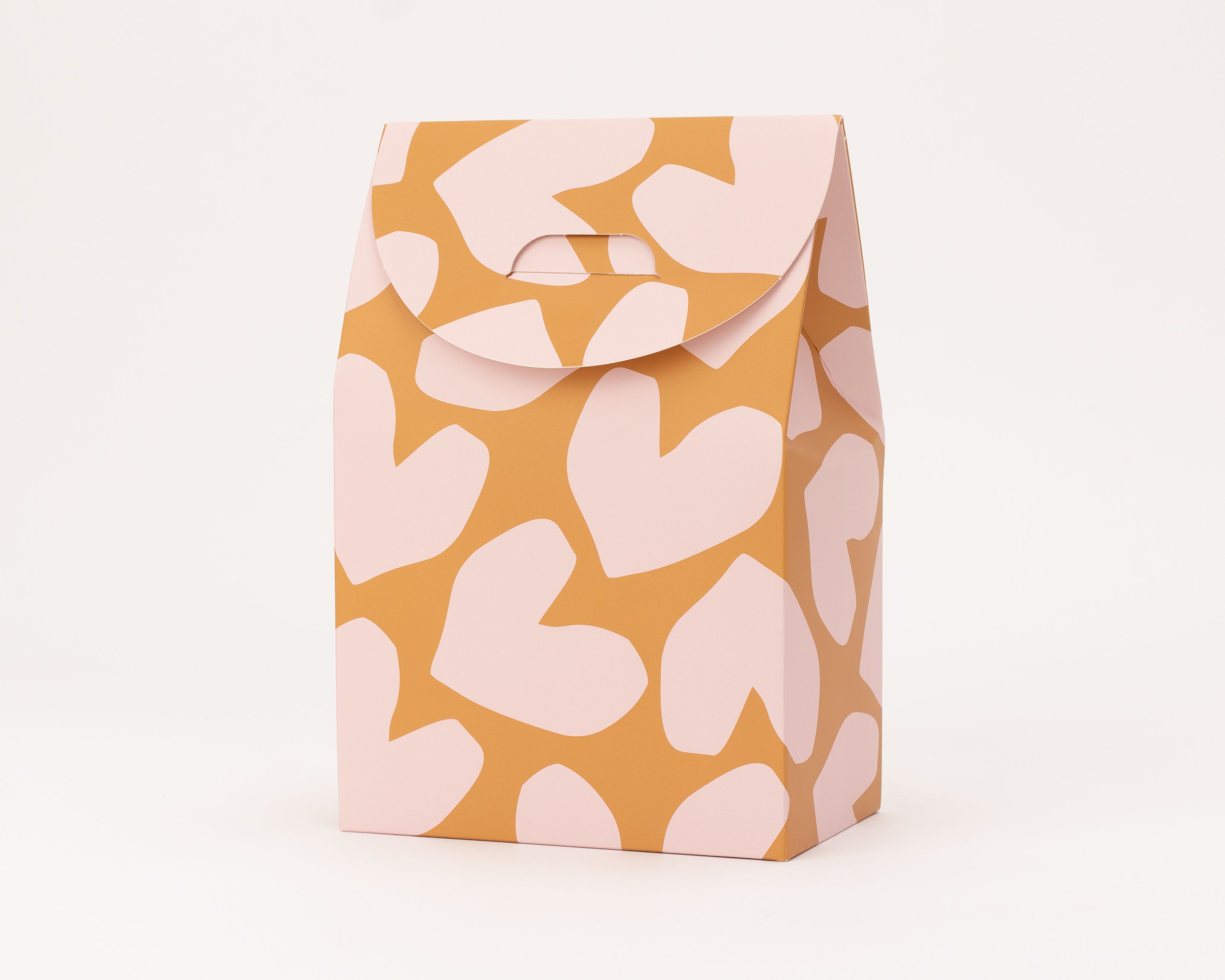 Geschenkboxen mit einem Muster aus rosa Herzen auf orangefarbenem Grund, rechteckige Form mit Verschlussklappe
