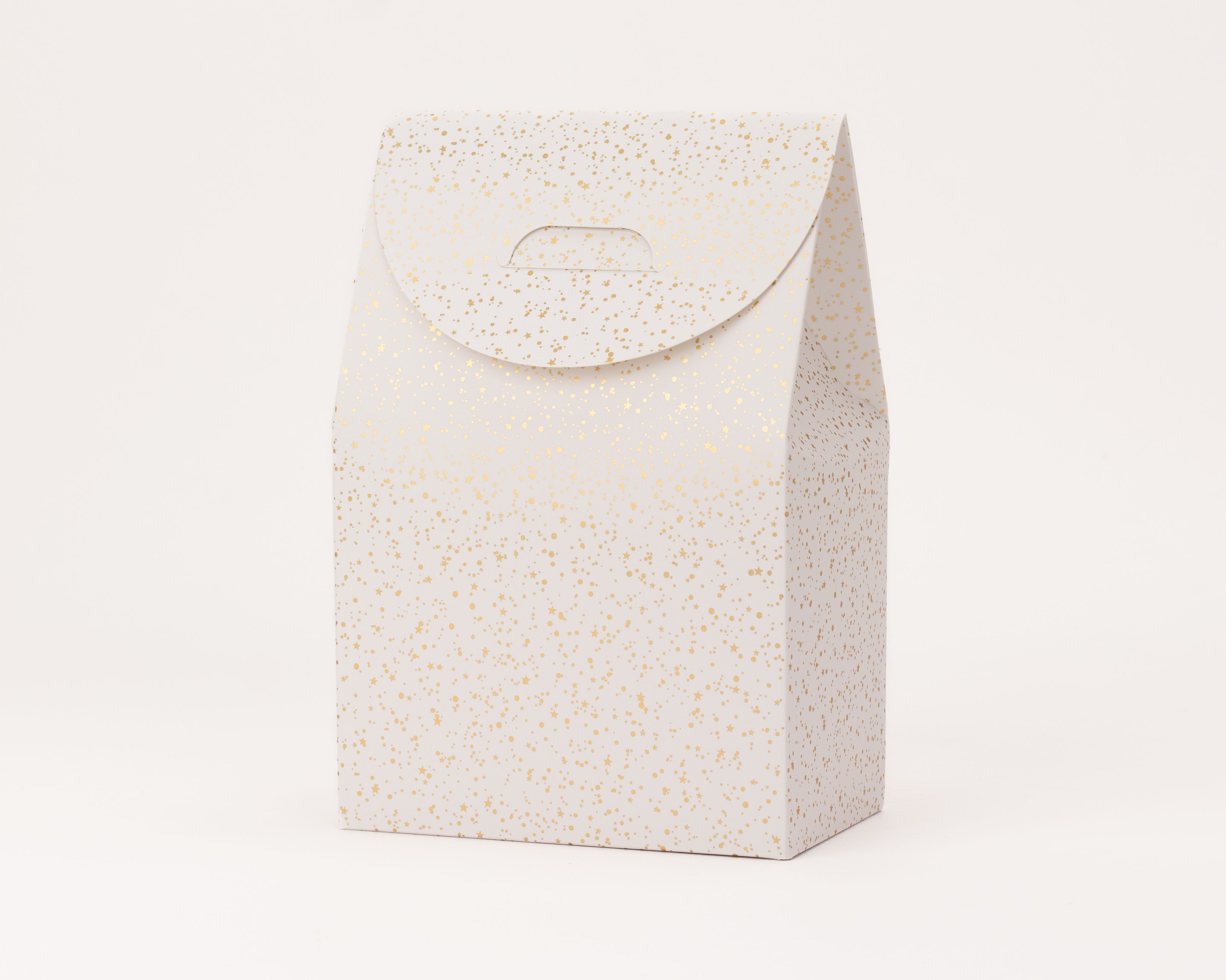 Geschenkboxen in Weiß mit einem durchgängigen Muster aus schimmernden goldfarbenen Sternen und feinen Punkten