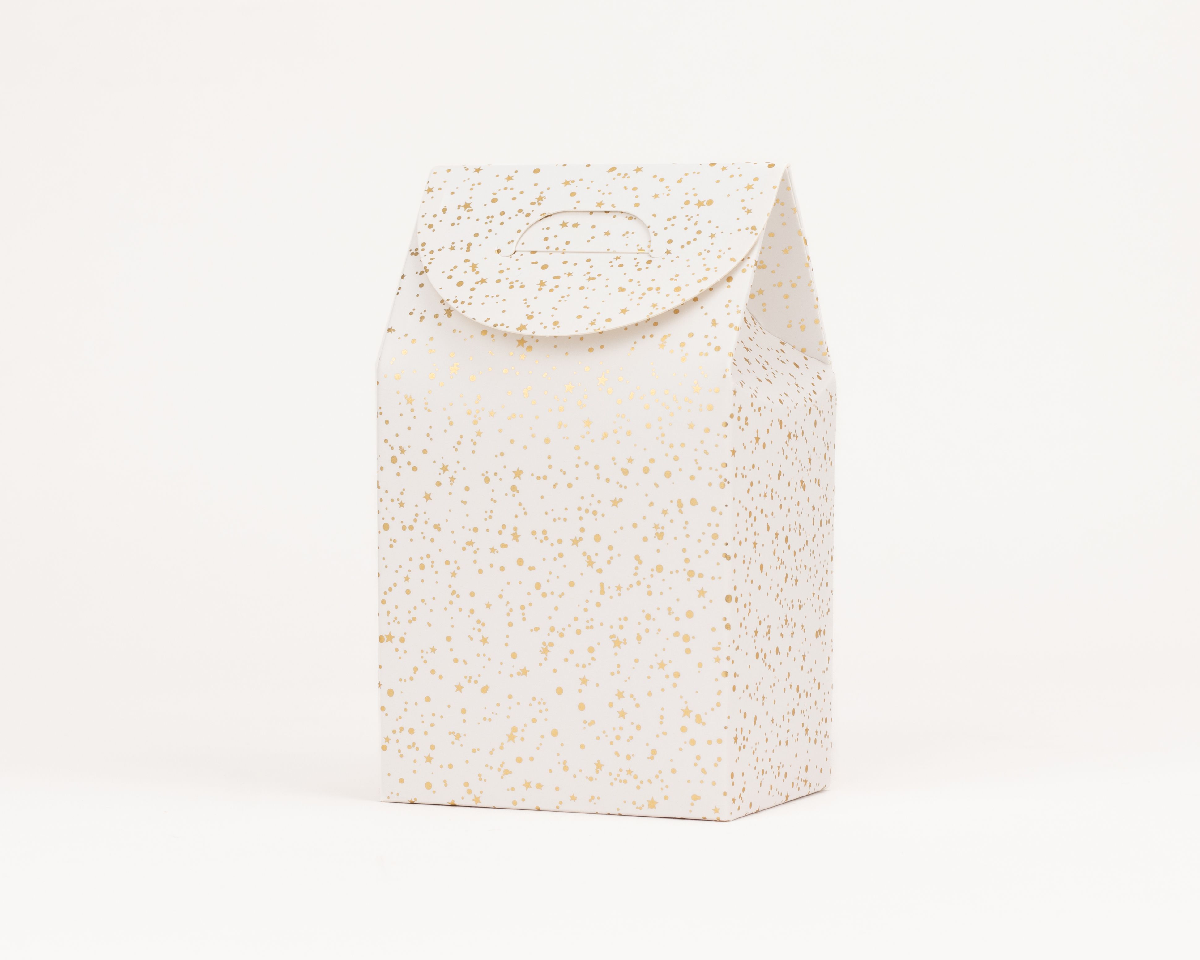 Hohe, weiße Geschenkboxen mit goldenem Sternen- und Punktemuster besitzen einen integrierten Tragegriff