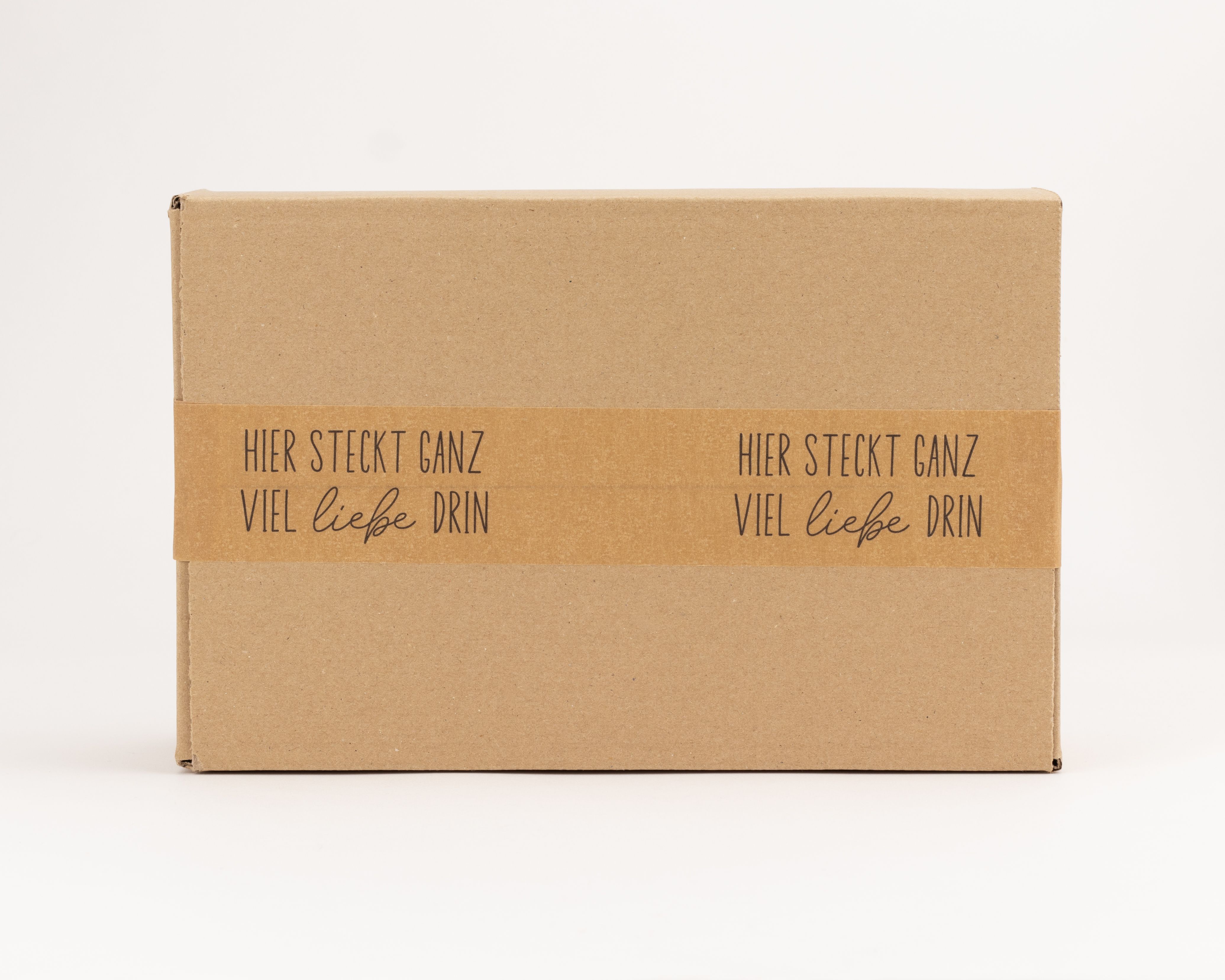 Papierklebeband, braun, mit Aufdruck 'Hier steckt ganz viel liebe drin'. Zum Verschließen und Aufwerten von Verpackungen.