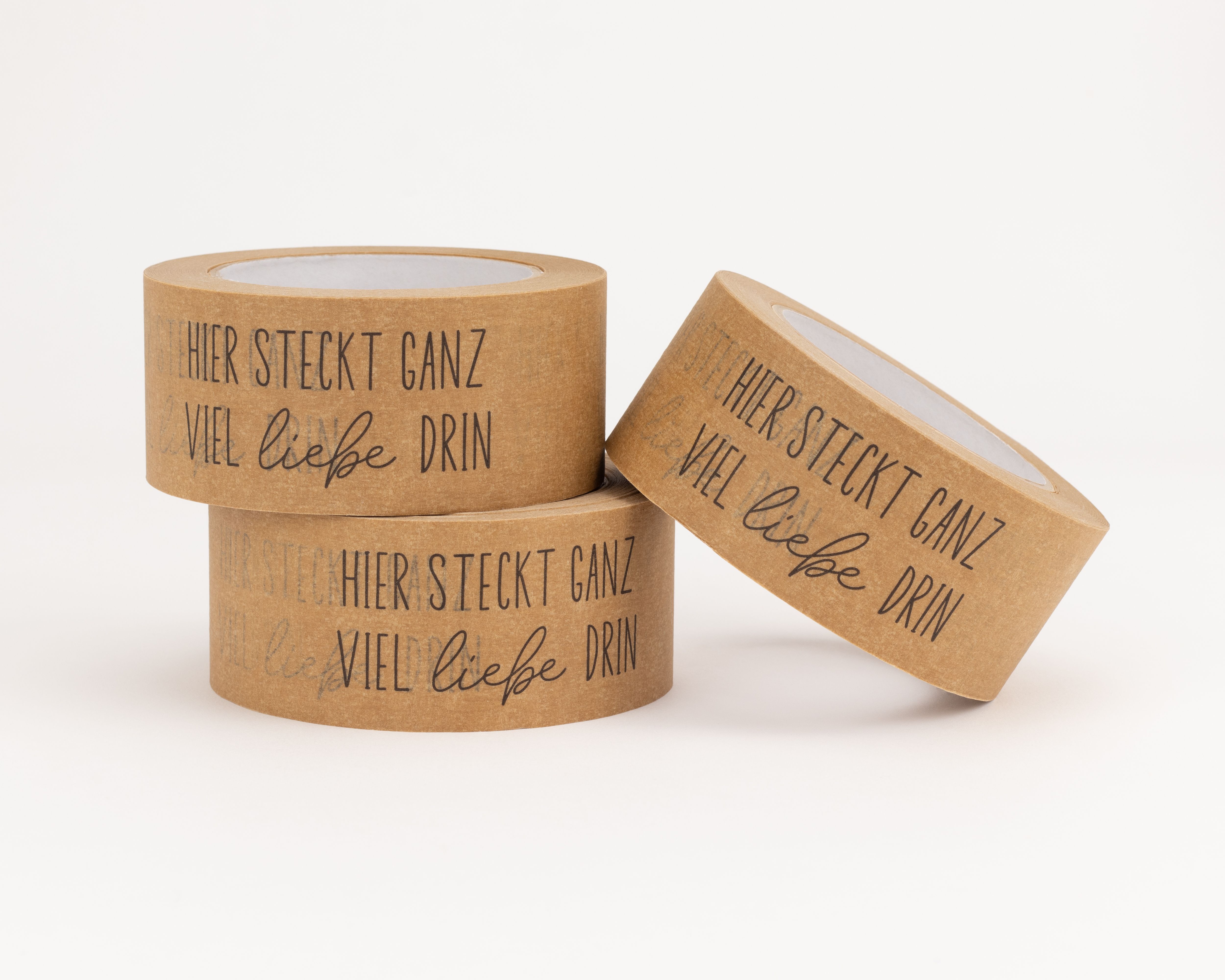 Papierklebeband, braun, mit Aufdruck 'Hier steckt ganz viel liebe drin'. Zum Verschließen und Aufwerten von Verpackungen.